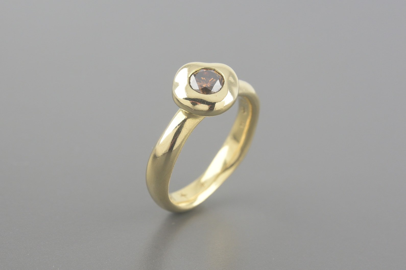 Anel Solitário em Ouro Amarelo 18k com Diamante Cognac de Aprox. 40pts