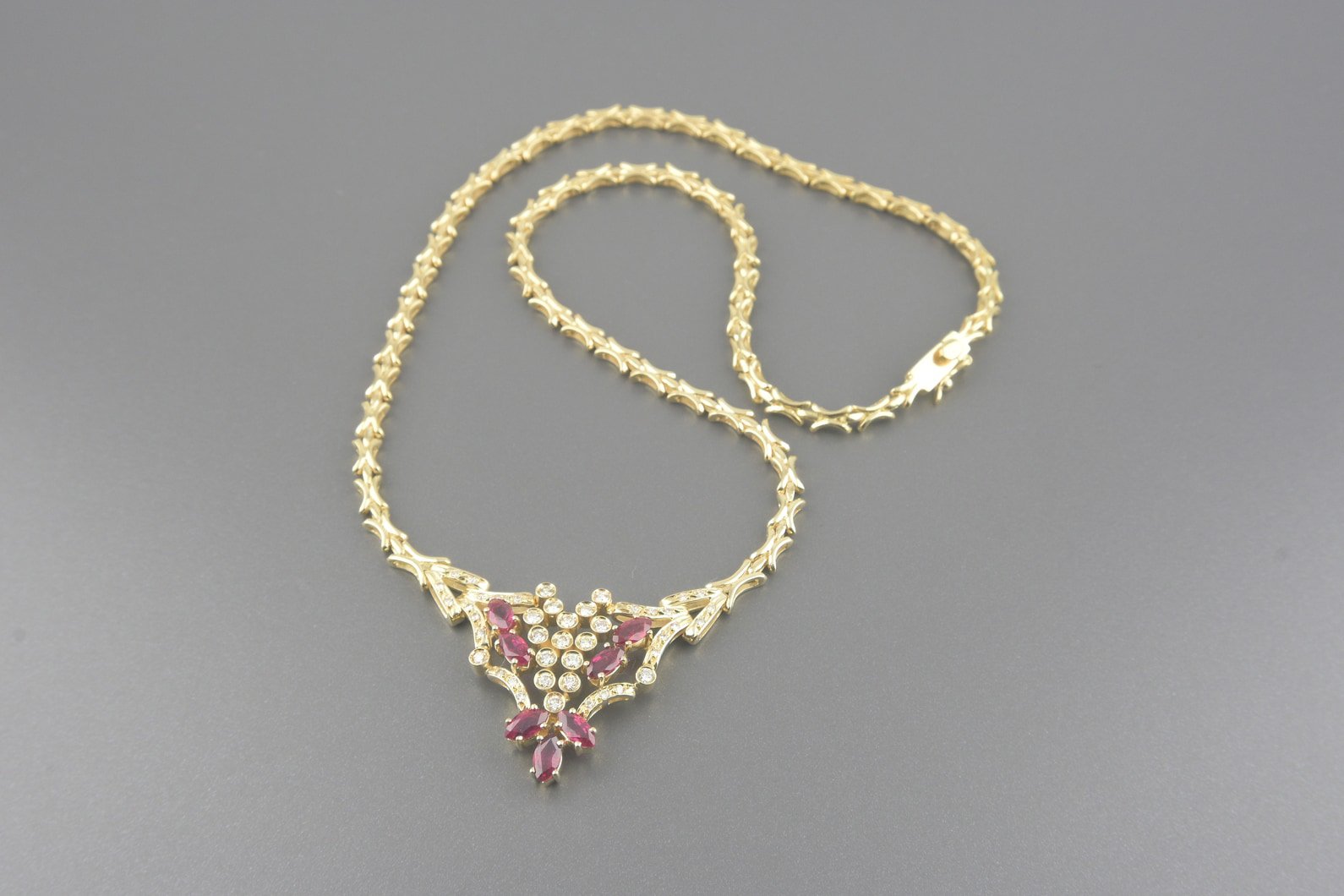 Colar em Ouro Amarelo 18k com Rubis de 6x3mm e Aprox. 77pts de Brilhantes