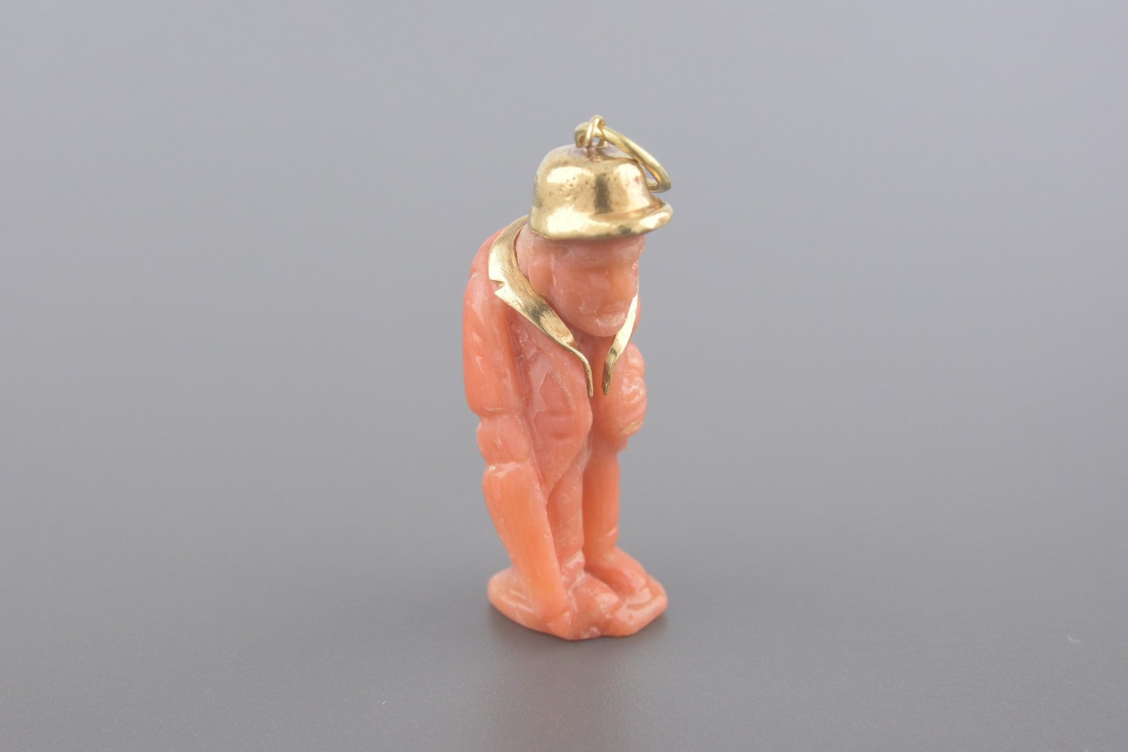 Pingente Corcunda esculpido em Coral com Ouro 18k