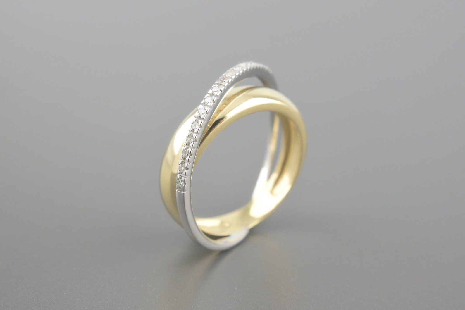 Anel em Ouro Amarelo e Branco 18k com Aprox. 11pts de Brilhantes
