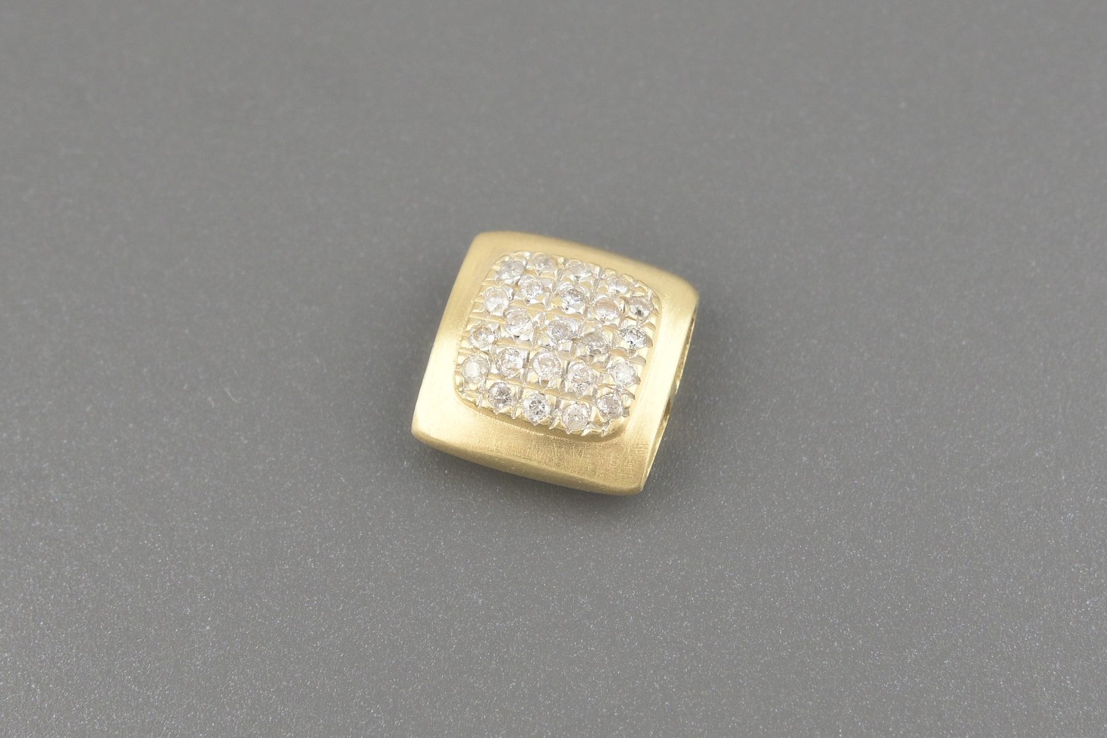 Pingente Mellow em Ouro Amarelo 18k com Aprox. 17pts de Brilhantes