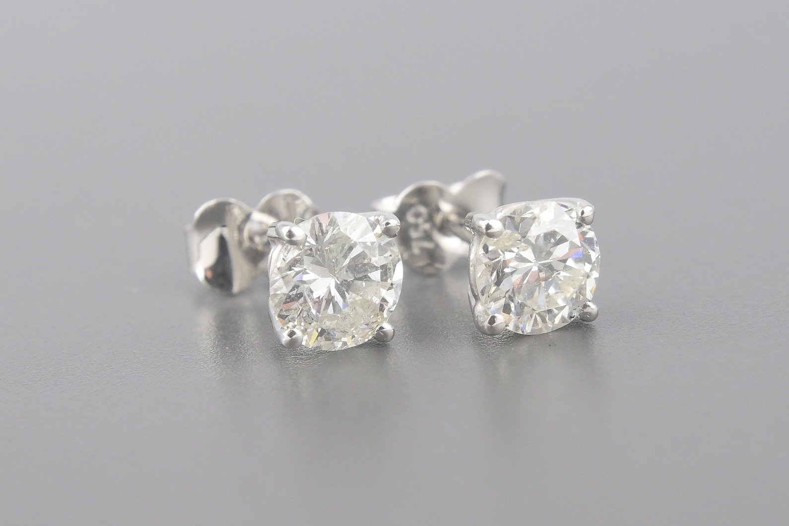 Brincos Solitários em Ouro Branco 18k com Aprox. 1.0ct de Brilhantes