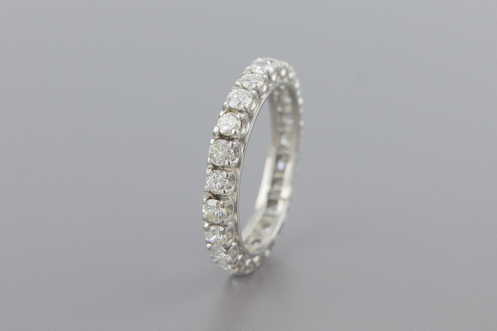 Aliança Inteira em Ouro Branco 18k com Aprox. 1.15cts de Brilhantes