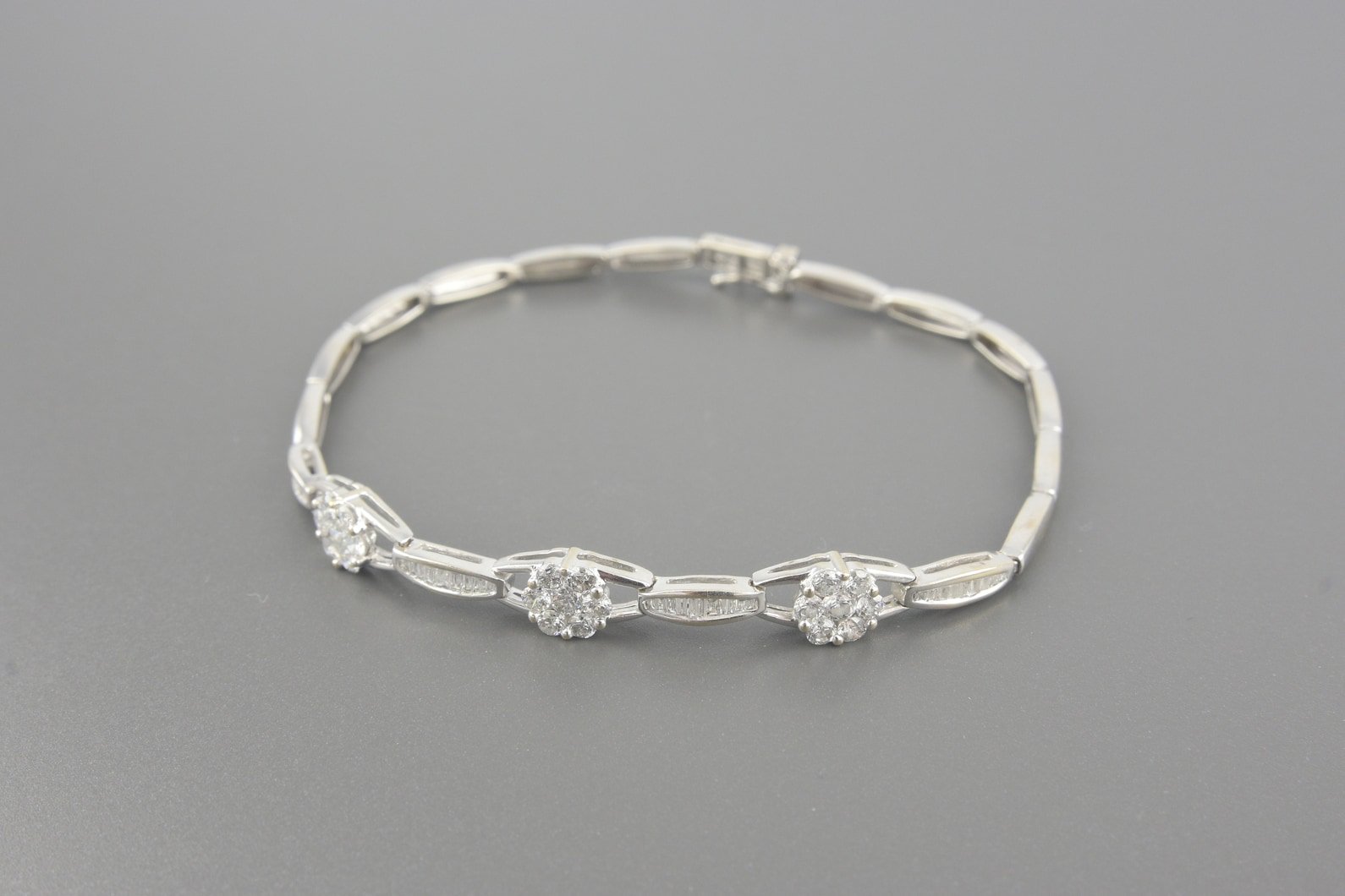 Pulseira em Ouro Branco 18k com Aprox. 84pts de Diamantes