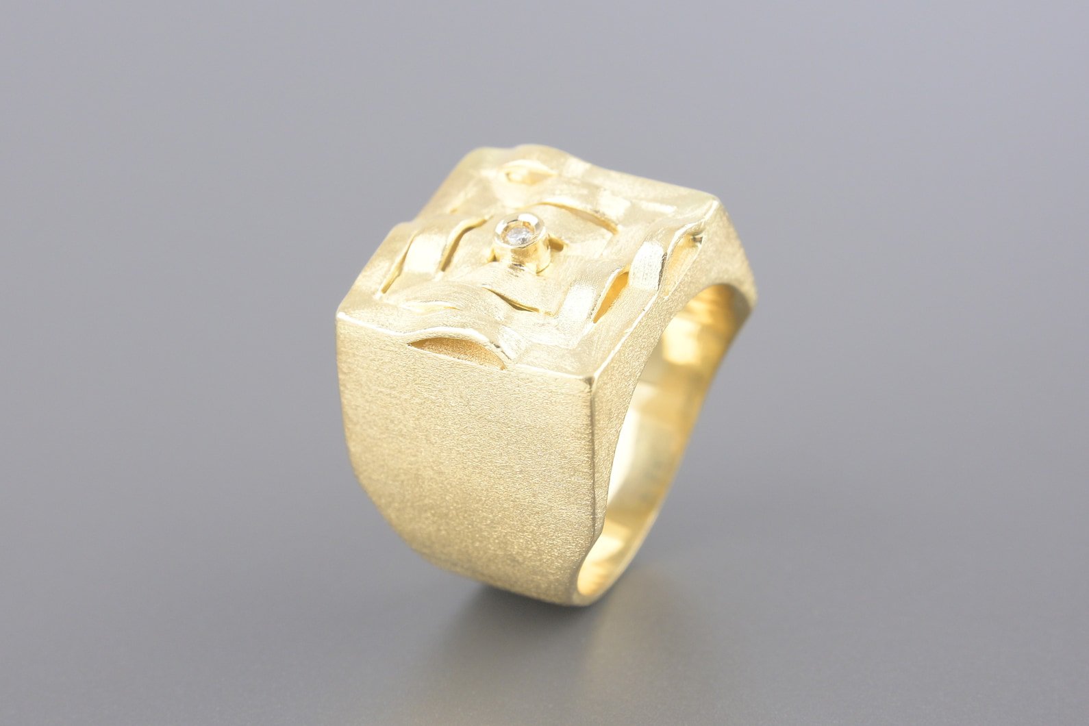 Anel Solitário em Ouro Amarelo 18k com Brilhante de Aprox. 3pts