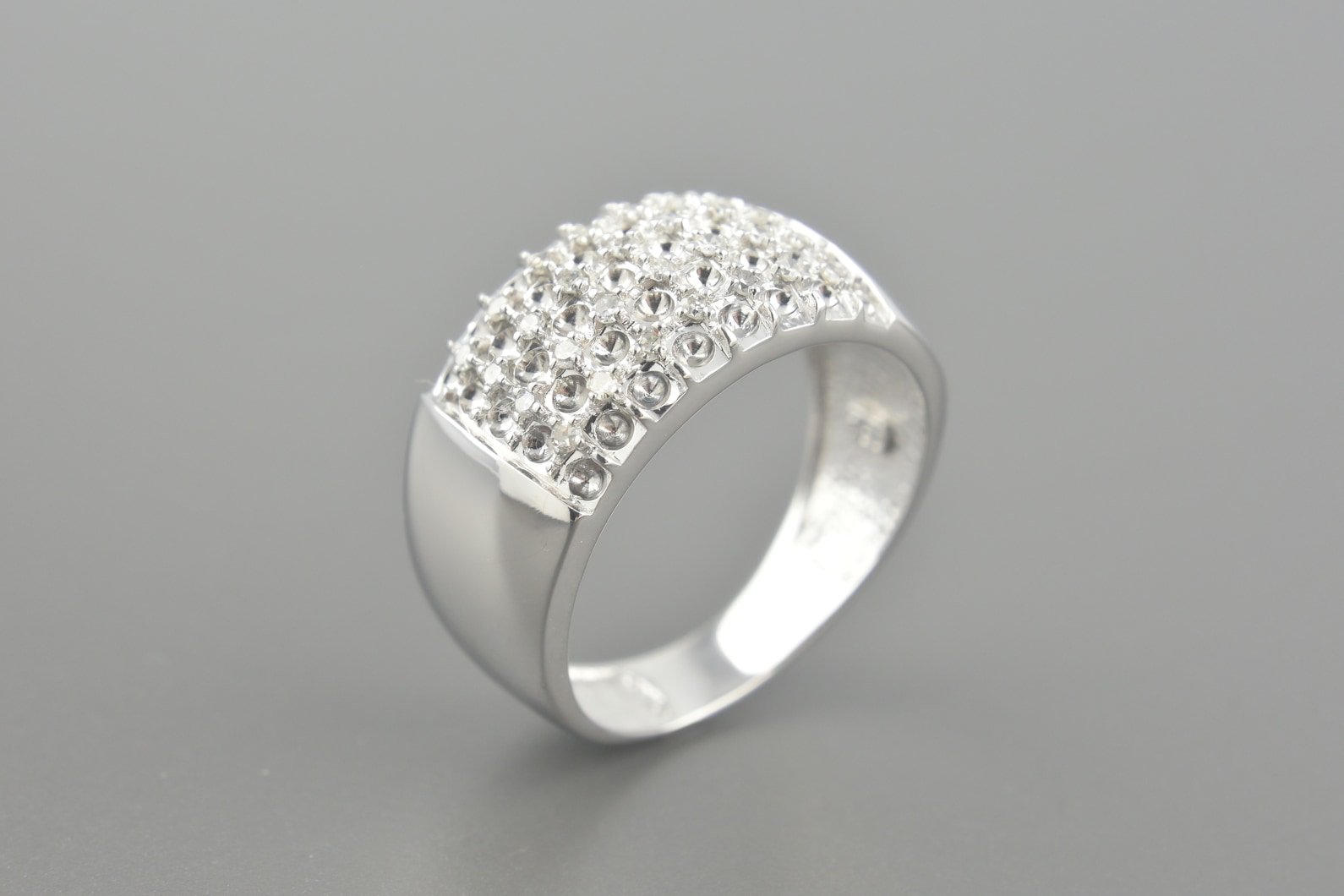 Anel em Ouro Branco 18k com Aprox. 28pts de Brilhantes