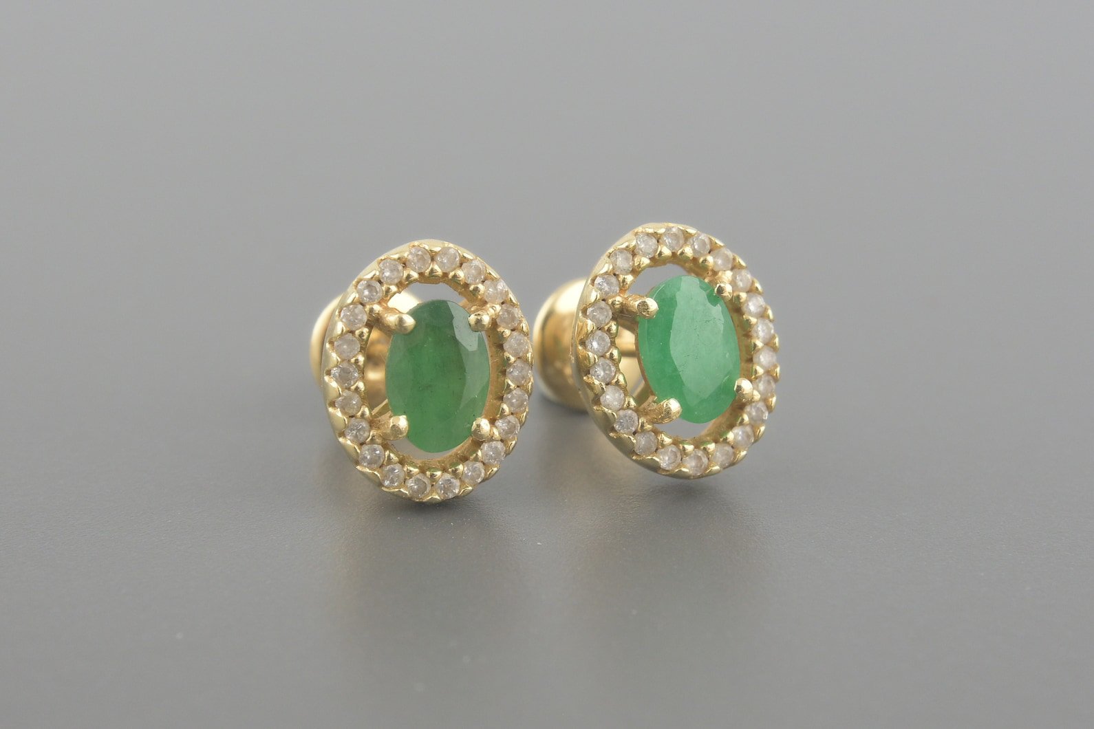 Brincos Splendore em Ouro Amarelo 18k com Esmeraldas de 6x4mm e Aprox. 22pts de Brilhantes