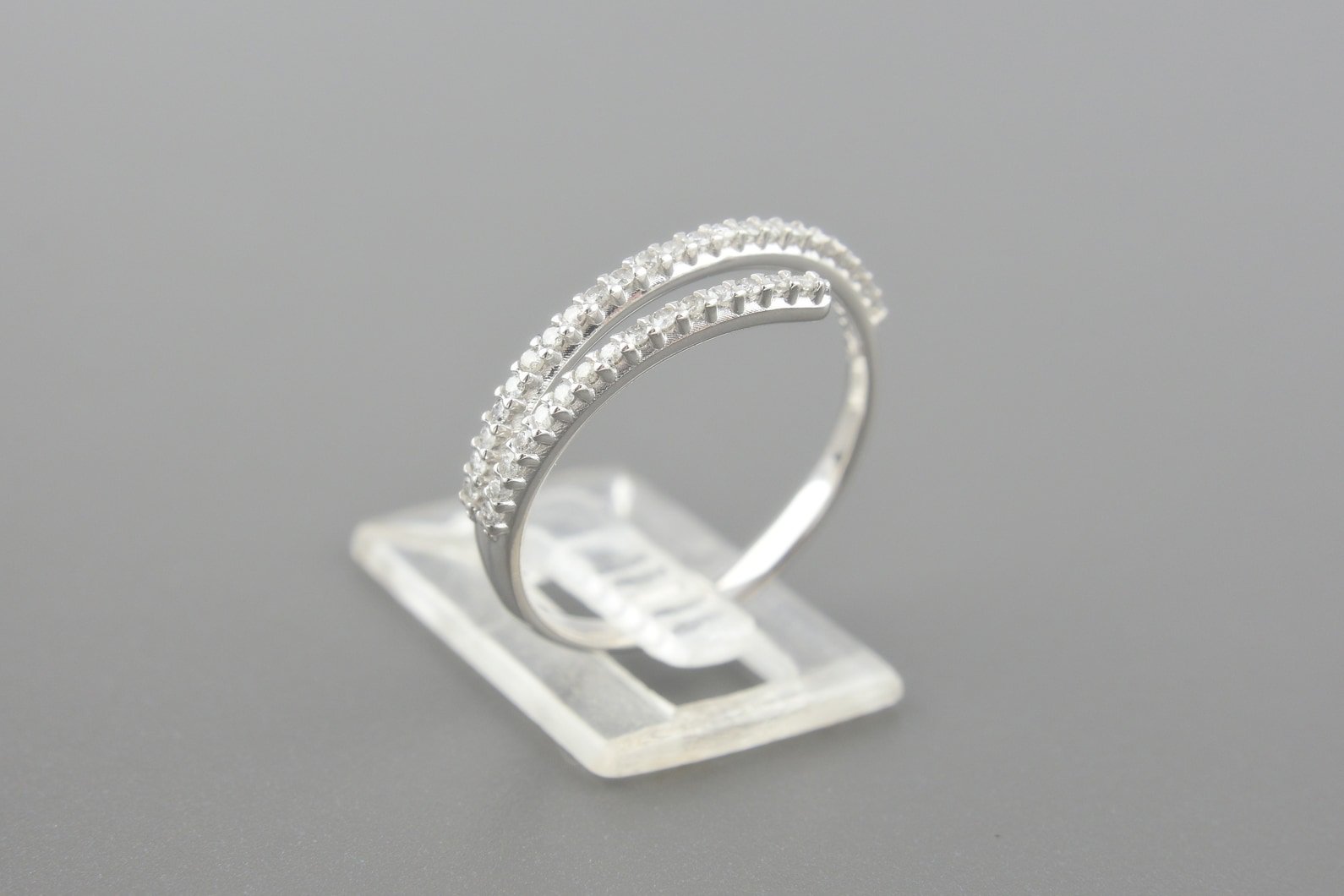 Anel Silhueta em Ouro Branco 18k com Aprox. 14pts de Brilhantes
