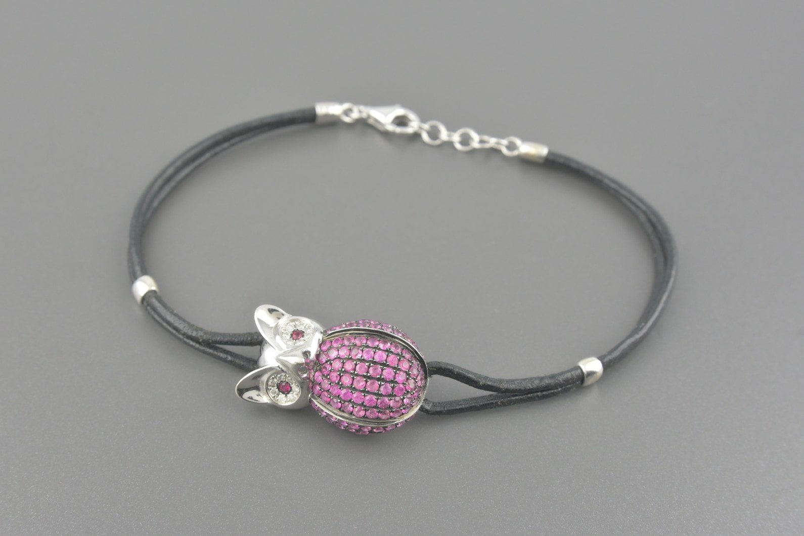 Pulseira Coruja em Ouro 18k e Couro com Aprox. 1.5ct de Safiras Rosas, 0.03ct de Rubis e 0.07ct de Brilhantes