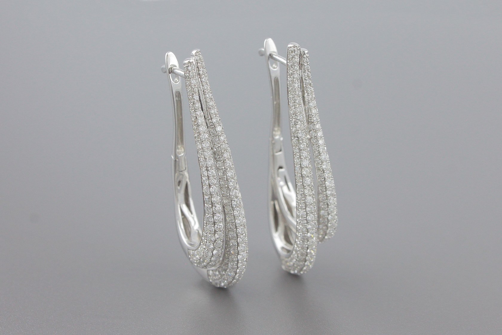 Brincos Argolas em Ouro Branco 18k com Aprox. 2.0cts de Brilhantes