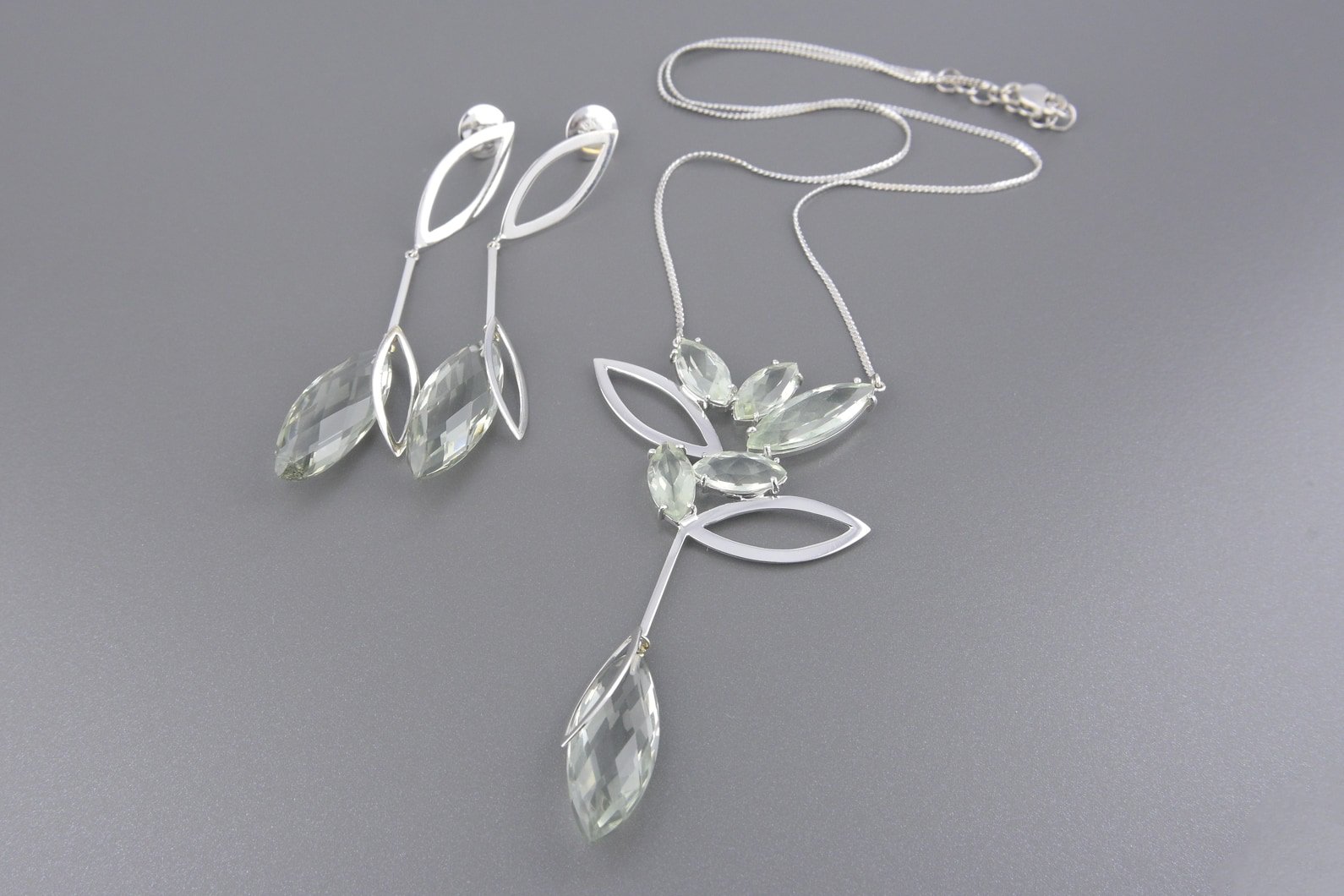Conjunto Colar e Brincos em Ouro Branco 18k com Prasiolitas