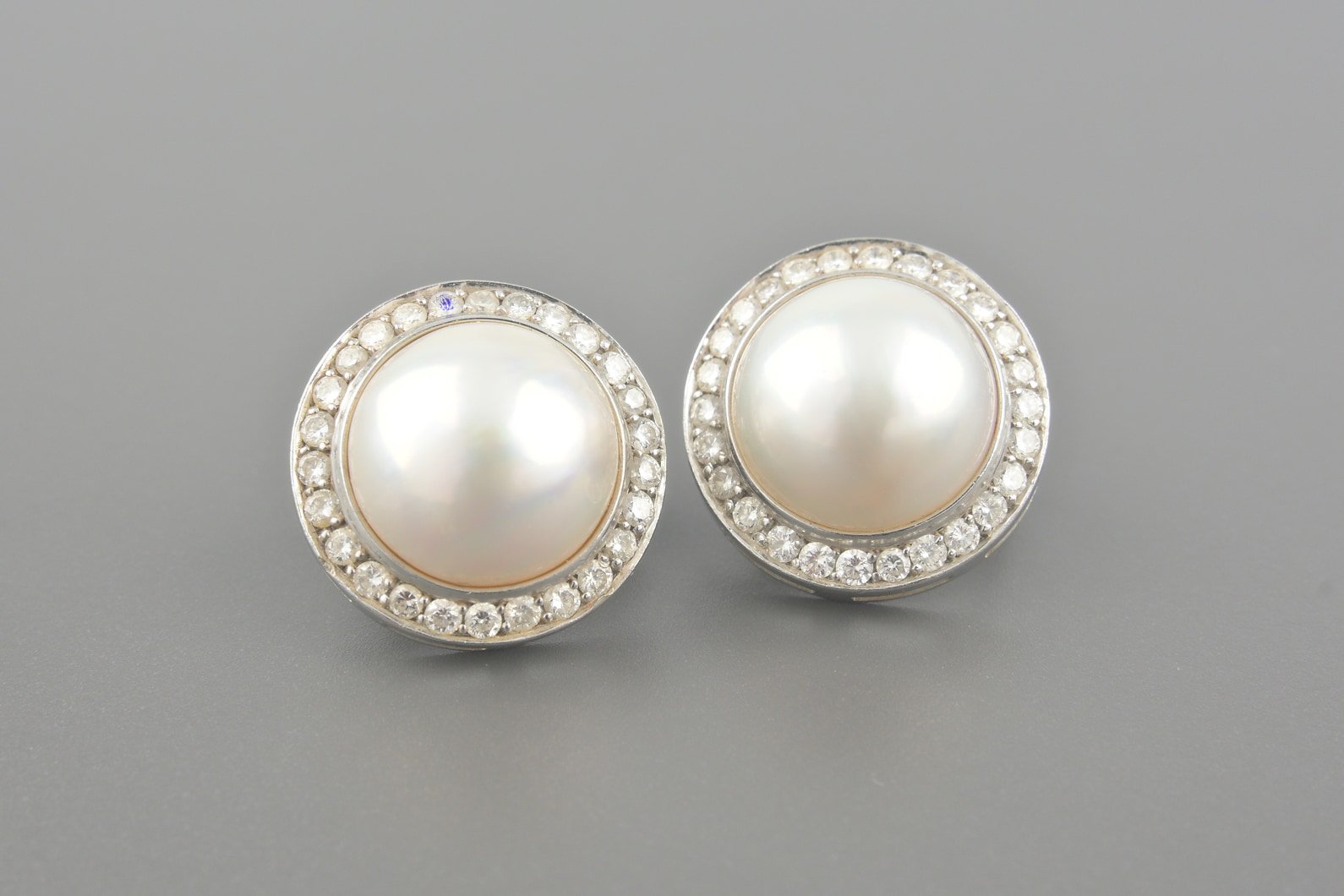 Brincos em Ouro Branco 18k com Pérola Mabe de 13mm e Aprox. 1.04ct de Brilhantes