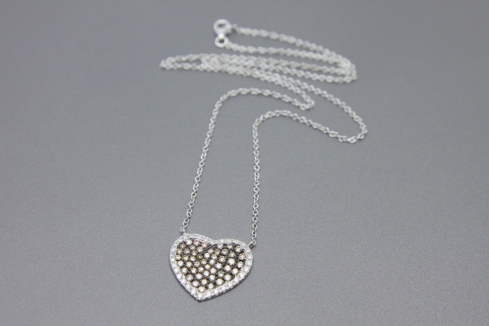 Colar Coração em Ouro Branco 18k com Aprox. 97pts de Diamantes