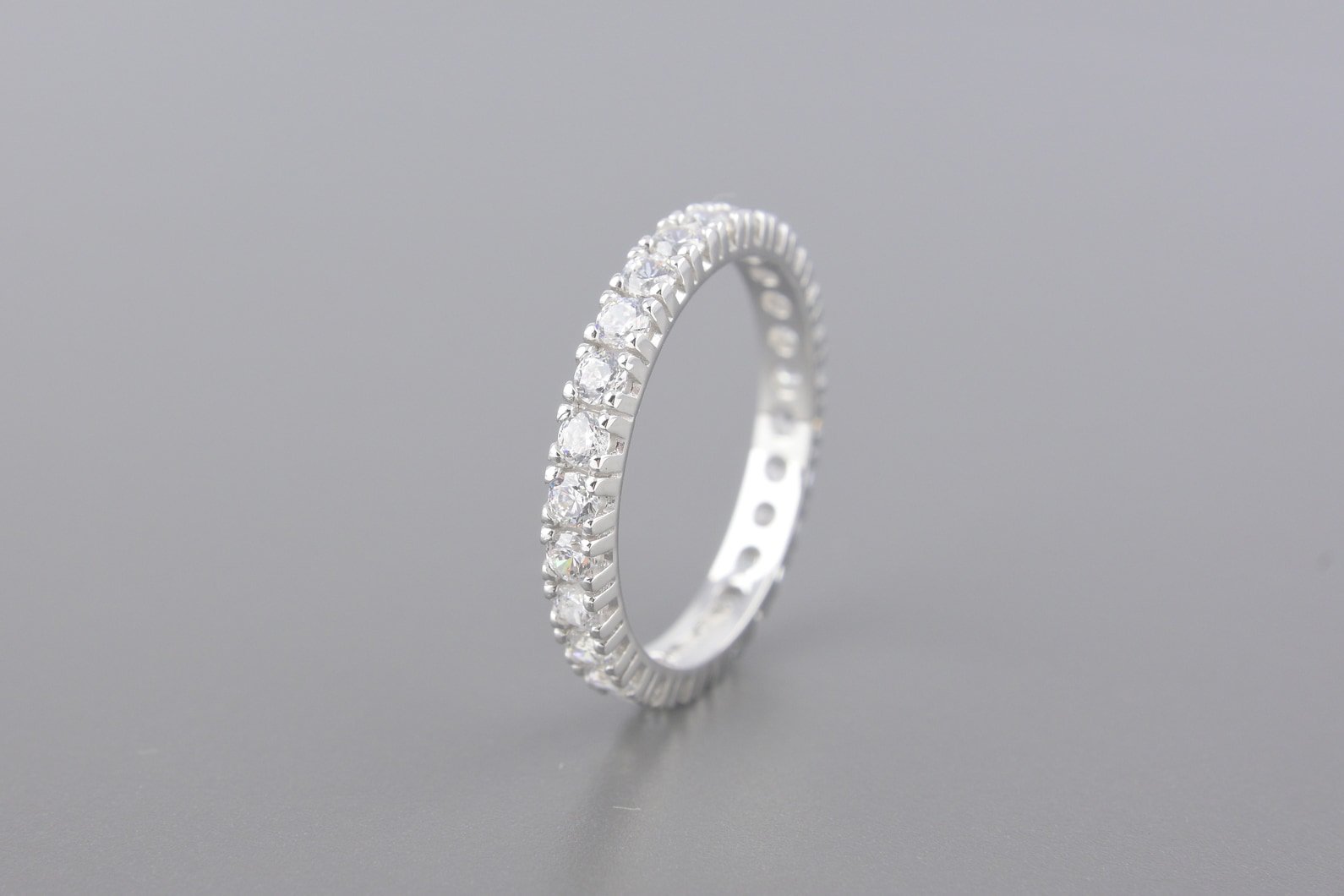 Aliança Inteira em Ouro Branco 18k com 26 Zirconias de 2mm