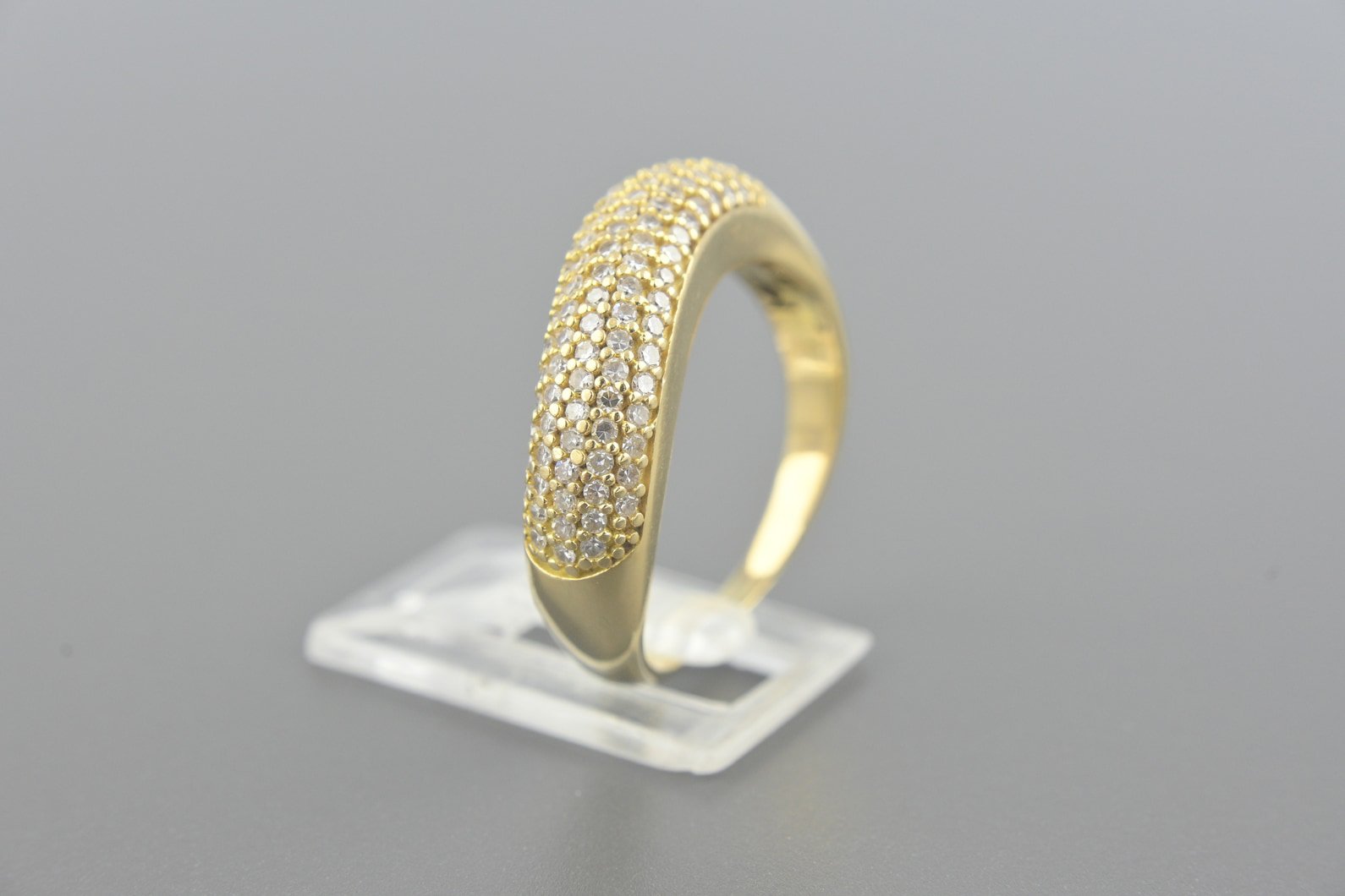 Anel em Ouro Amarelo 18k com Aprox. 95pts de Brilhantes