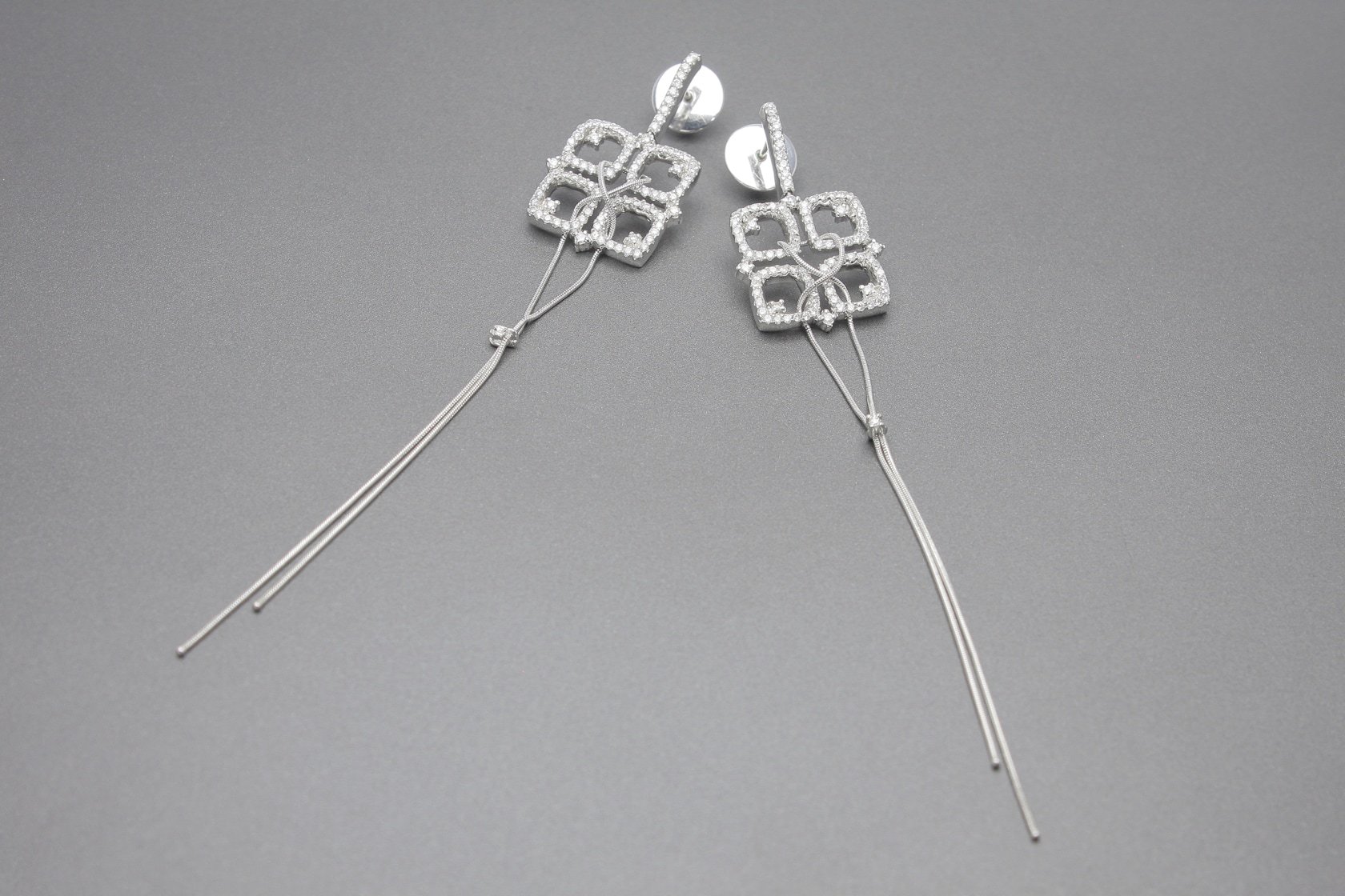 Brincos em ouro branco 18k com aproximadamente 1.06 ct de brilhantes