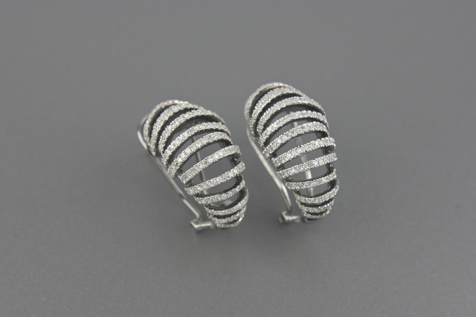 Brincos em Ouro 18k com Ródio Negro e Aprox. 1.80cts de Brilhantes