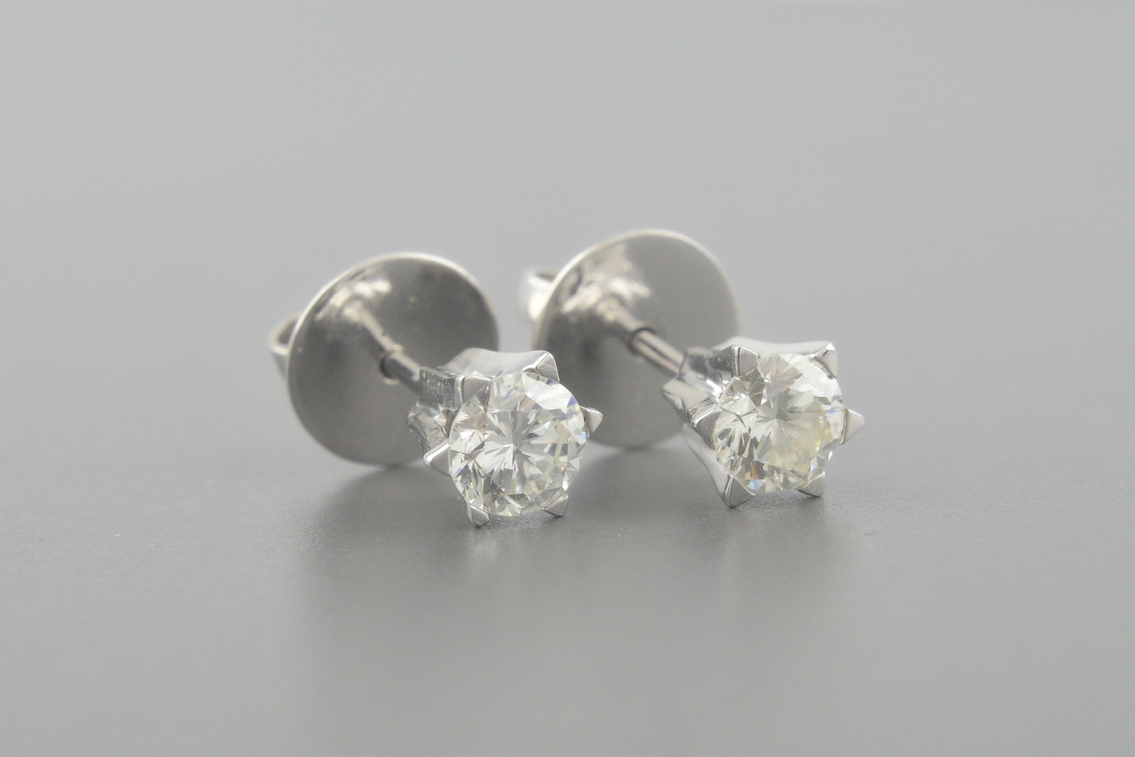 Brincos Solitários em Ouro Branco 18k com Aprox. 80pts de Brilhantes