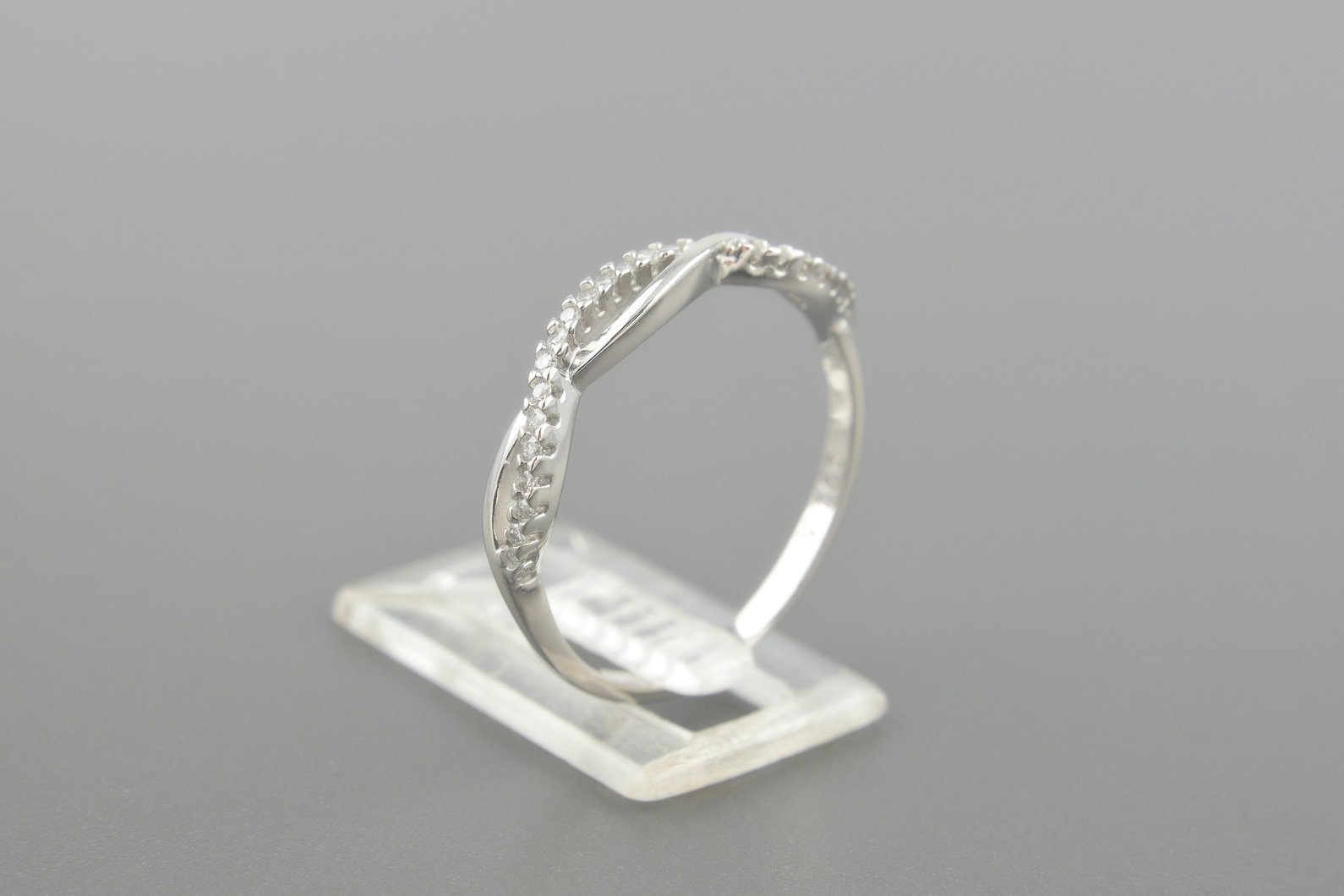 Anel em Ouro Branco 18k com Aprox. 11pts de Brilhantes