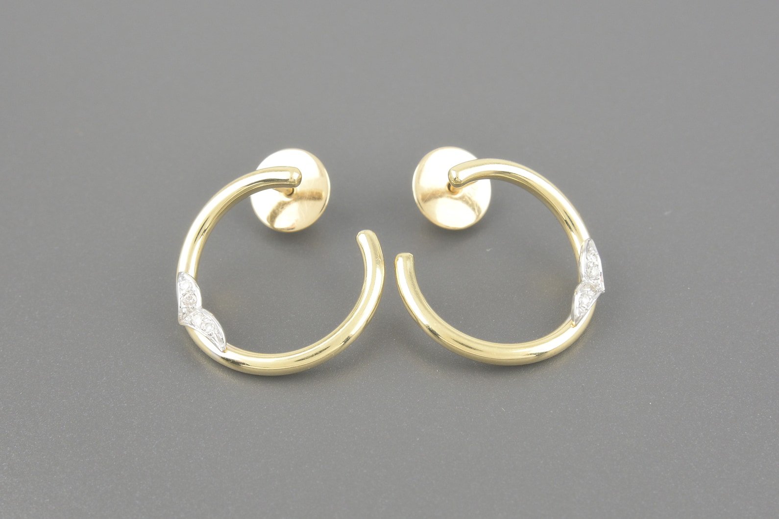 Brincos em Ouro Amarelo 18k com Aprox. 8pts de Brilhantes
