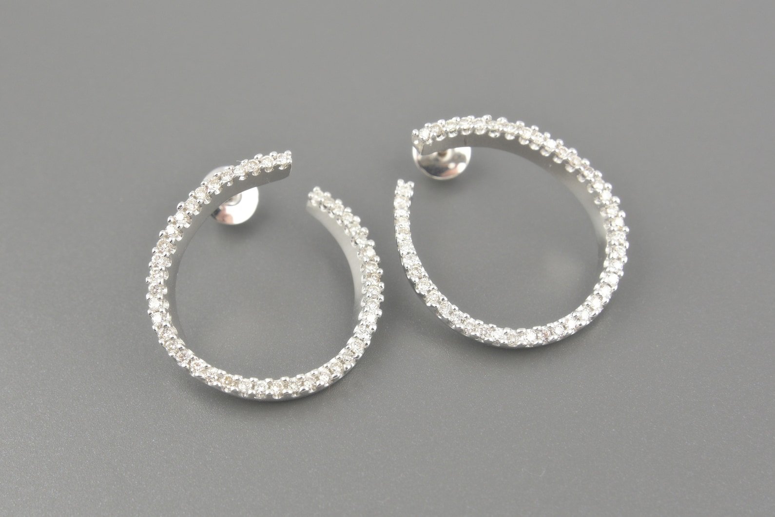 Brincos em Ouro Branco 18k com Aprox. 88pts de Brilhantes