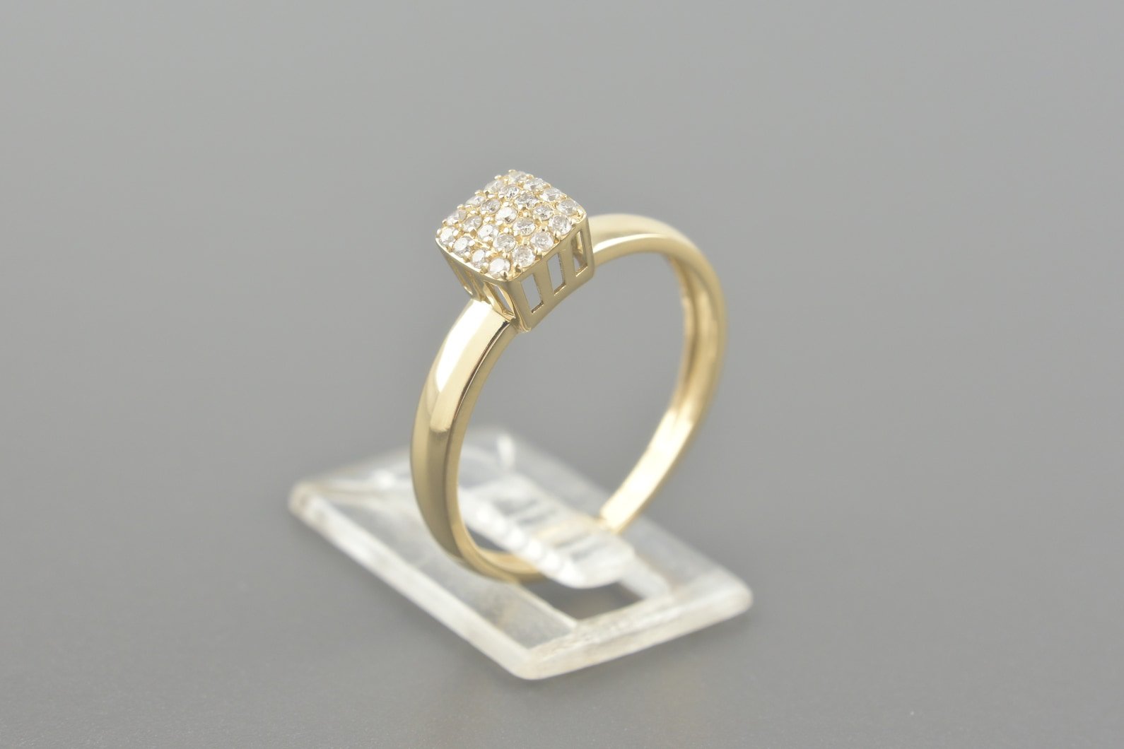Anel em Ouro Amarelo 18k com Aprox. 17pts de Brilhantes
