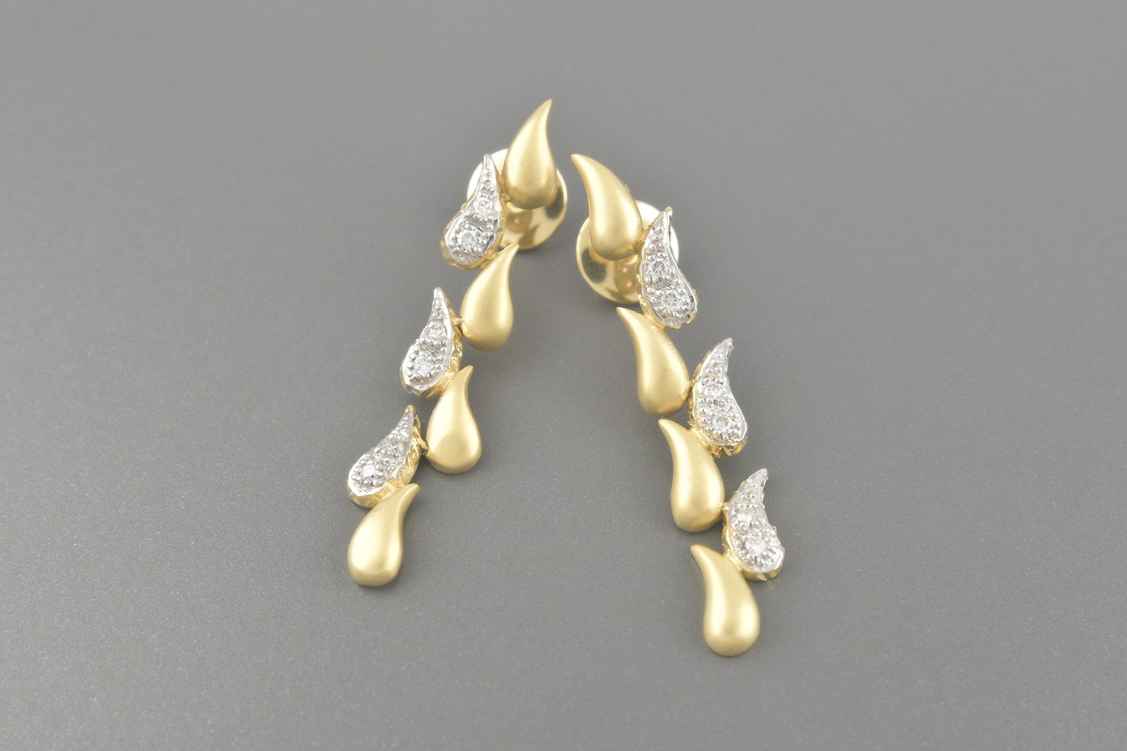 Brincos em Ouro Amarelo 18k com Aprox. 12pts de Brilhantes
