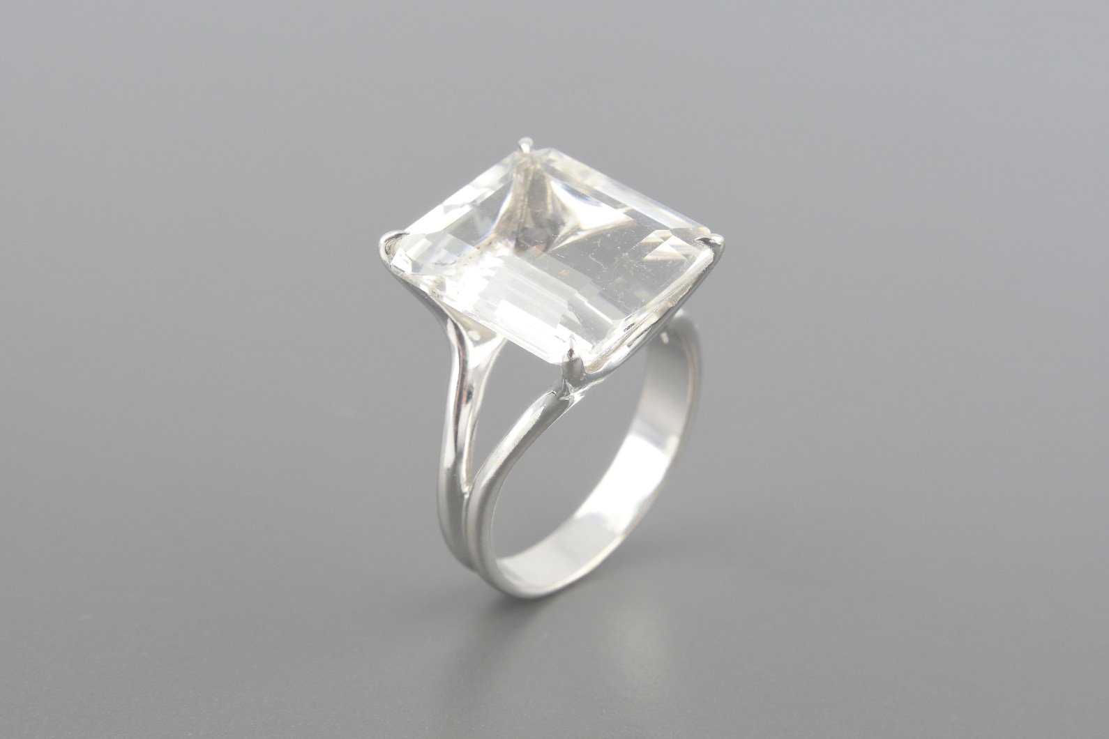 Anel em Ouro Branco 18k com Cristal de Rocha de 16x14mm