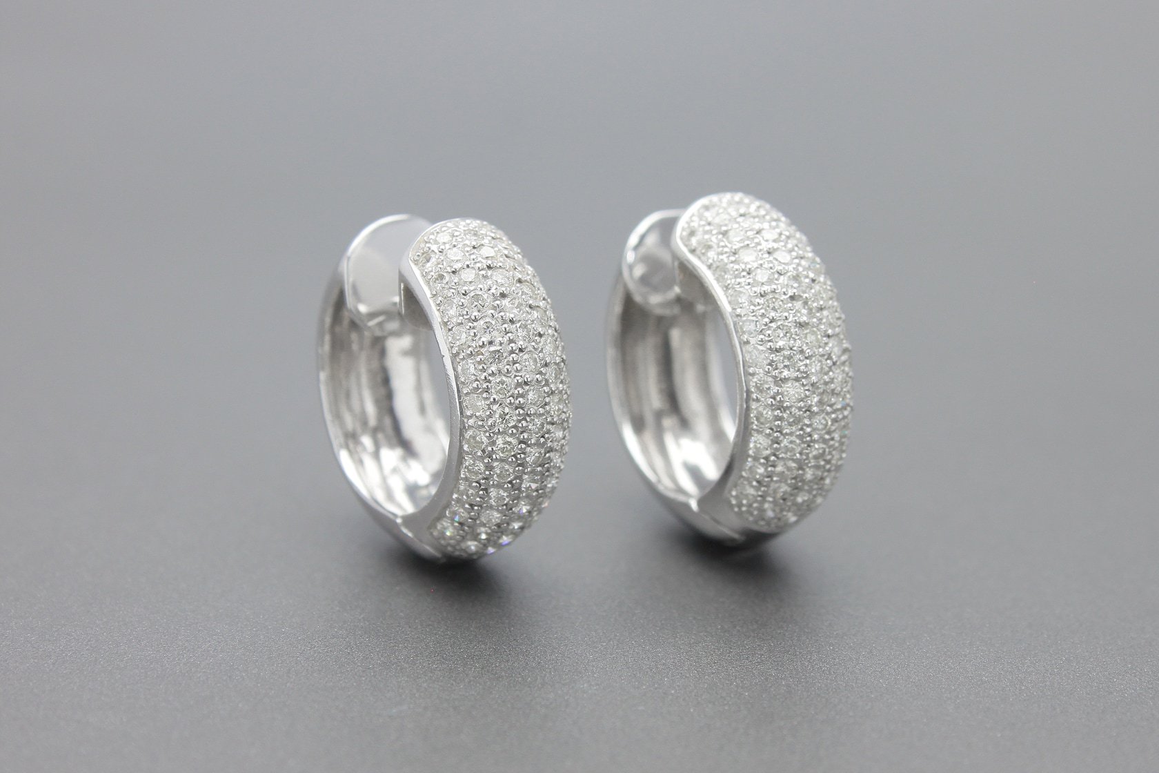 Brincos em ouro branco 18k com aproximadamente 1.06 ct de brilhantes