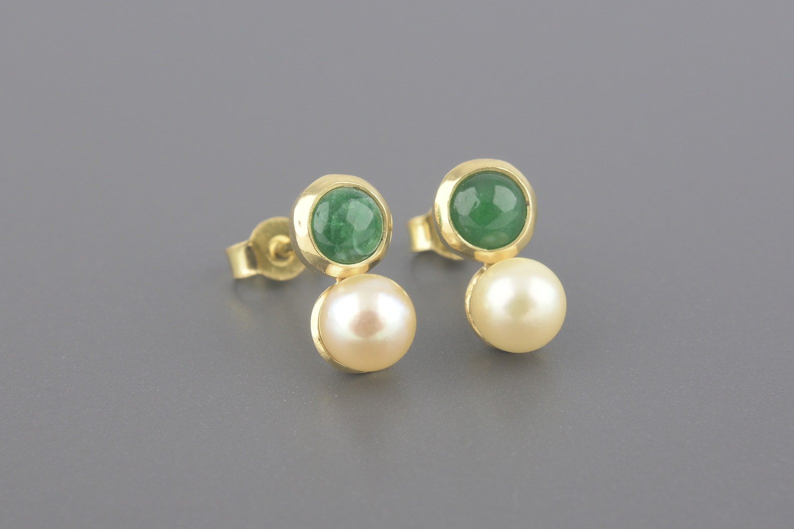 Brincos em Ouro Amarelo 18k com Jades de 4mm e Pérolas de 5mm
