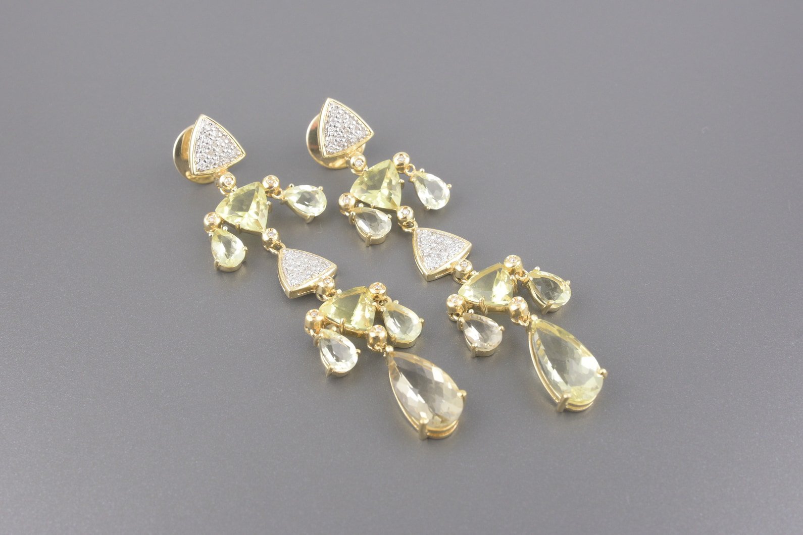 Brincos em Ouro Amarelo 18k com Quartzos e Aprox. 76pts de Brilhantes