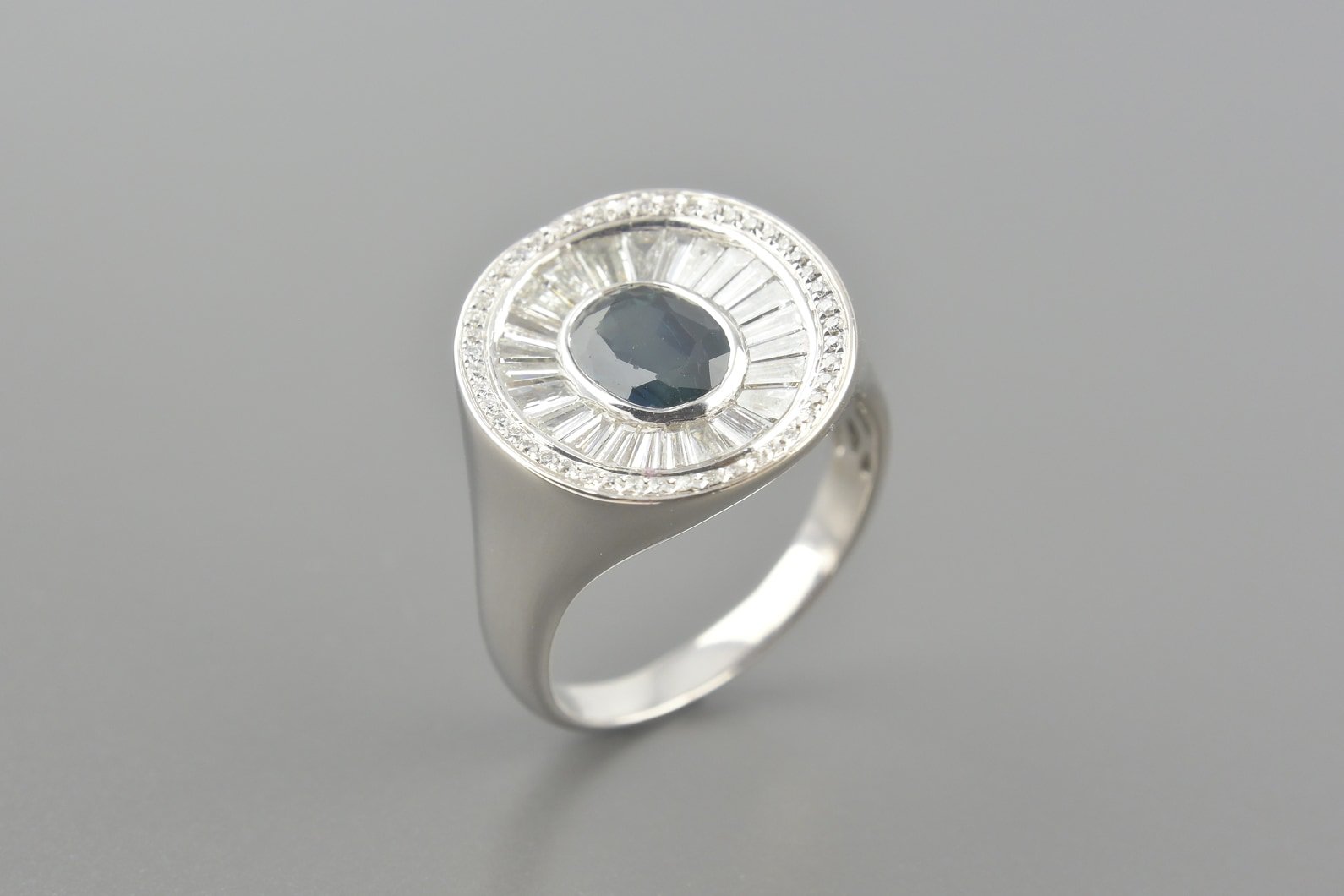 Anel Sinete em Ouro Branco 18k com Safira Oval de 8x6mm (~1.80ct) e Aprox. 1.30ct de Diamantes