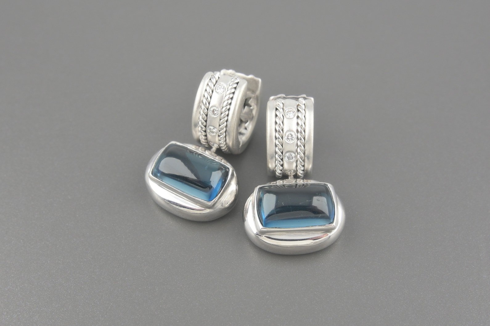 Brincos Argola em Ouro Branco 18k com Topázios London de 12x7mm e Aprox. 16pts de Brilhantes