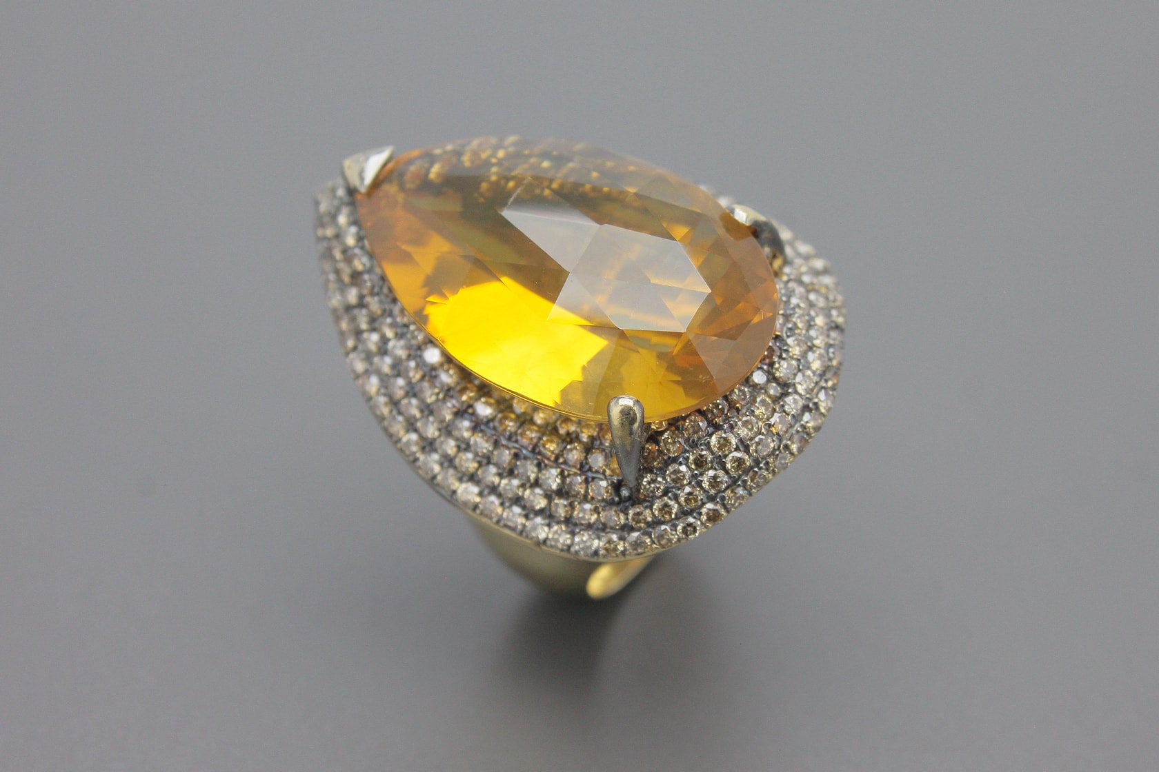 Anel em Ouro Amarelo 18k com Citrino de 26x16mm e Aprox. 2.4ct de Diamantes Brown