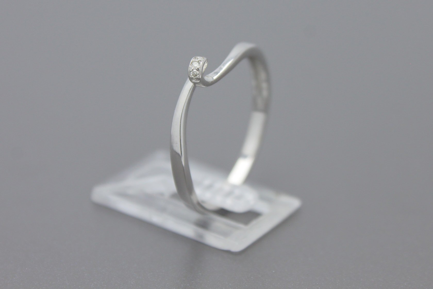 Anel em Ouro Branco 18k com 3 Diamantes