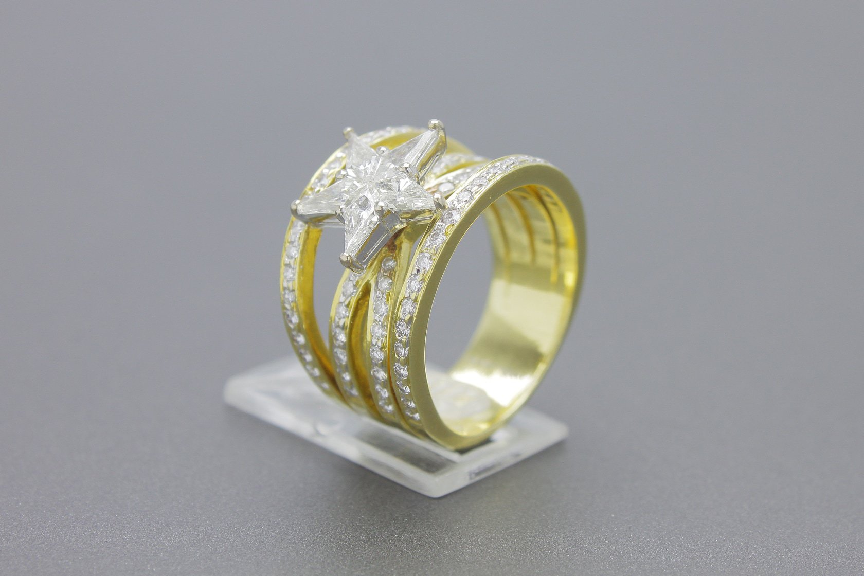 Anel em ouro amarelo e branco 18k com Brilhantes