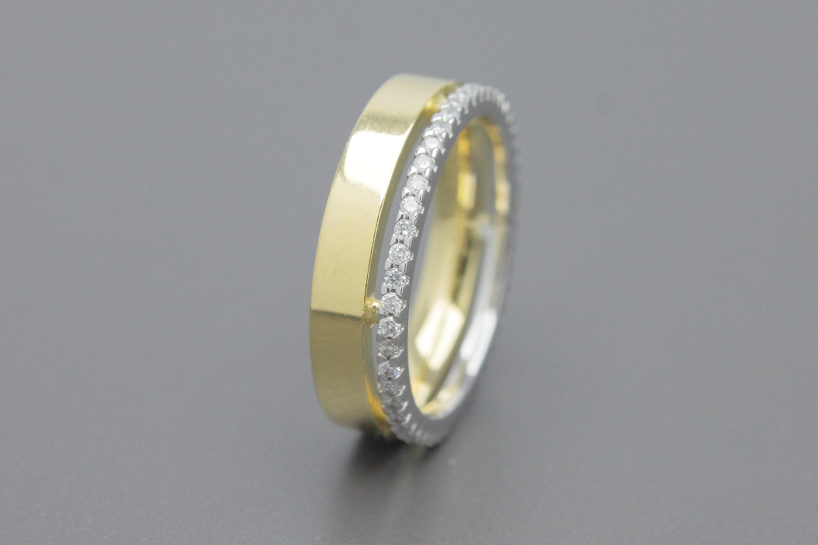 Aliança / Anel em Ouro Amarelo e Branco 18k com Aprox. 27pts de Brilhantes