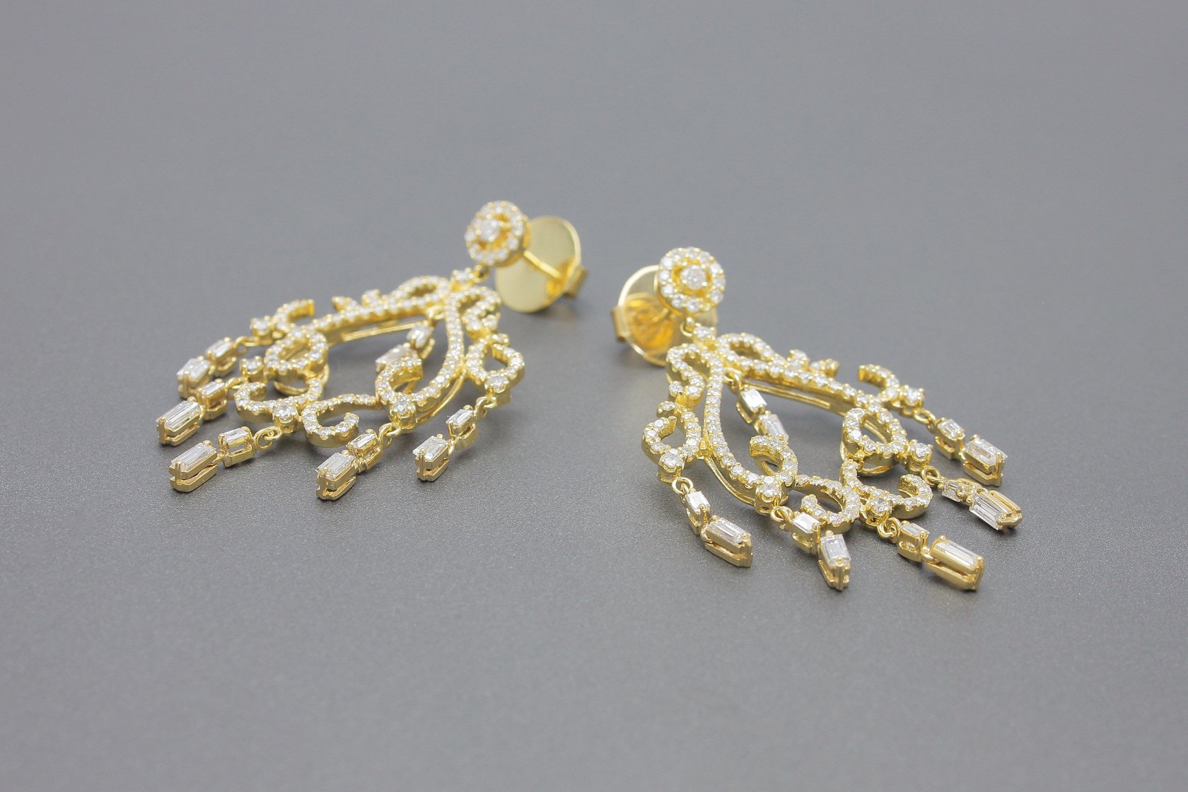 Par de Brincos em ouro amarelo 18k com brilhantes