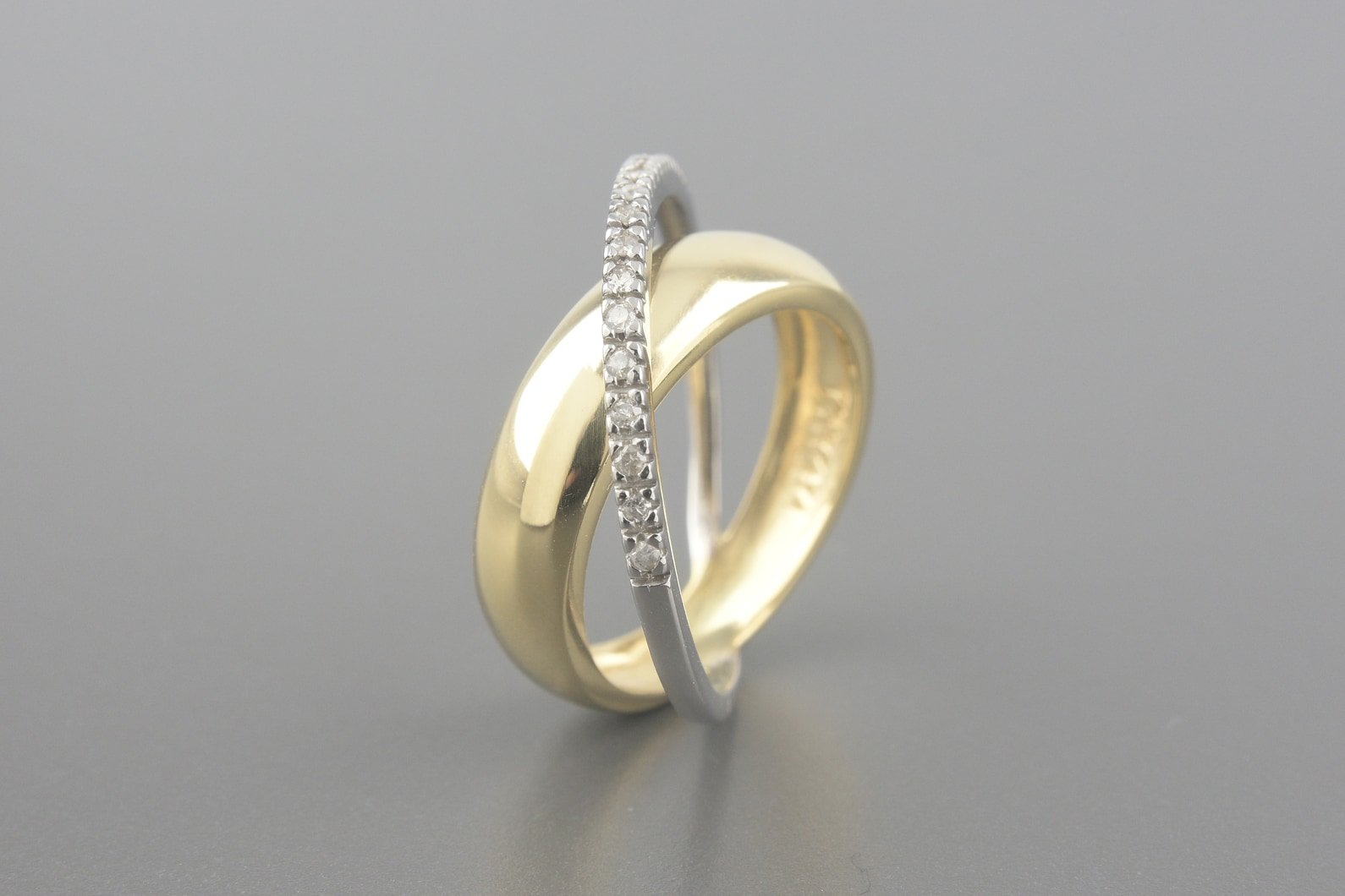Anel em Ouro Amarelo e Branco 18k com Aprox. 15pts de Brilhantes