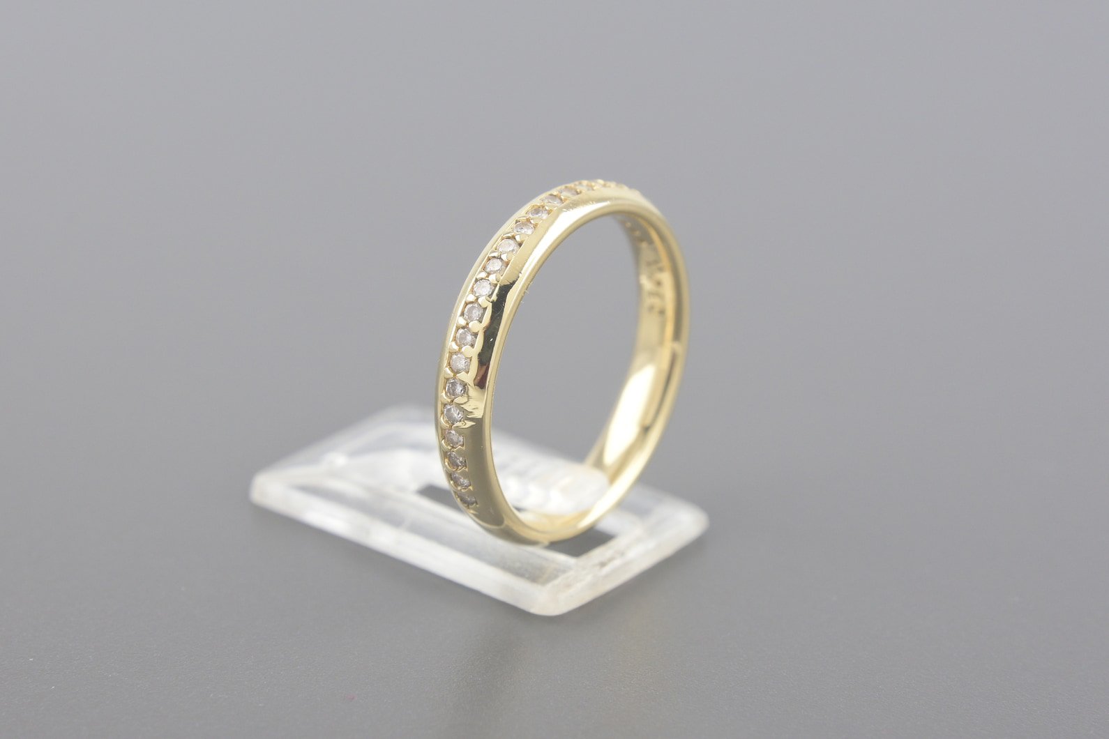 Meia Aliança em Ouro Amarelo 18k com Aprox. 23pts de Brilhantes