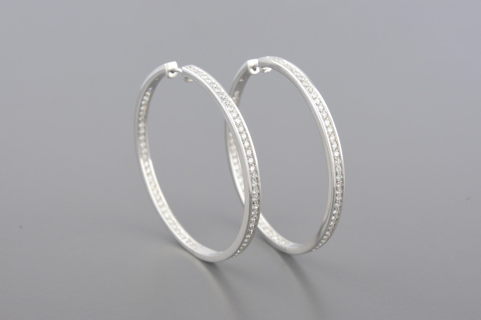 Brincos Argola em Ouro Branco 18k com Aprox. 2.01ct de Brilhantes