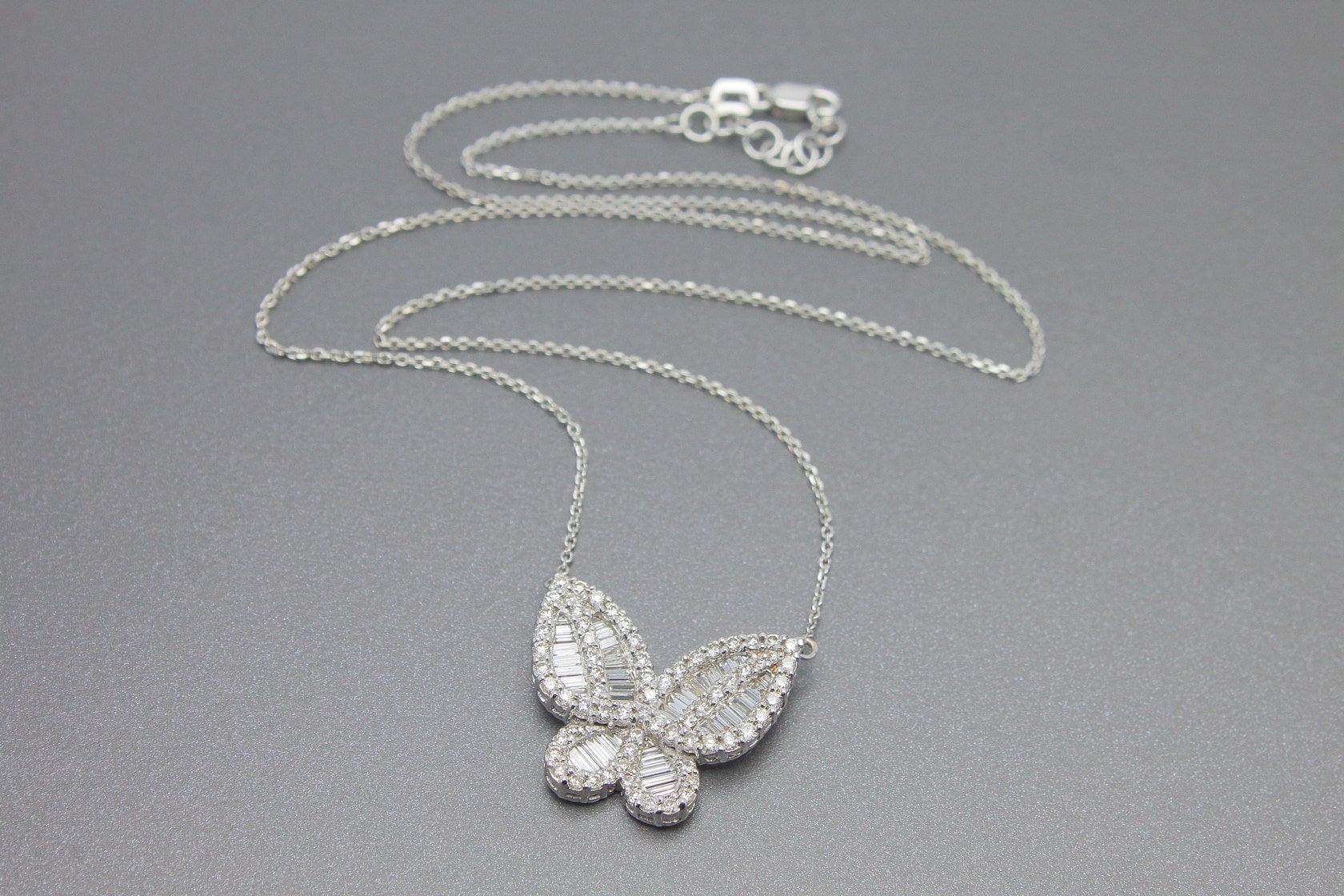 Colar Borboleta em Ouro Branco 18k com Aprox. 1.1ct de Diamantes
