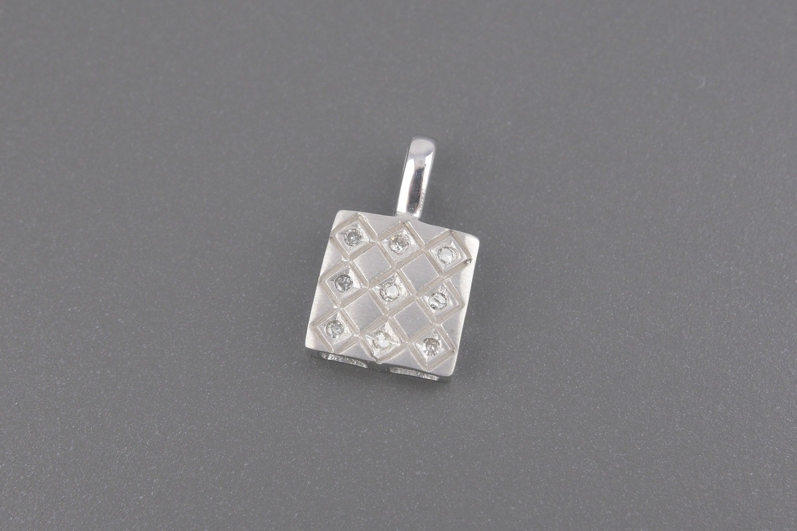 Pingente em Ouro Branco 18k com Aprox. 4.5pts de Brilhantes