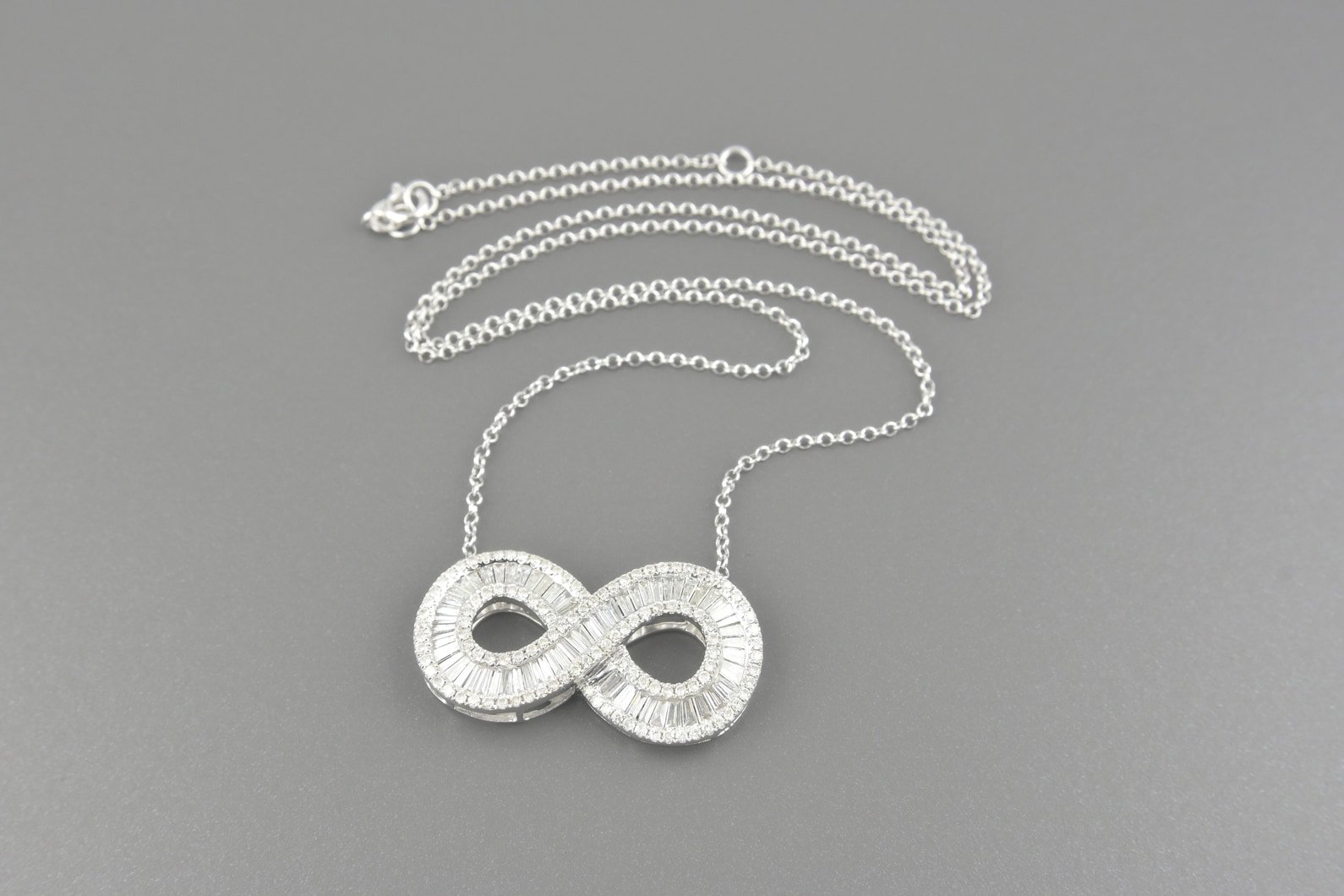 Colar Infinito em Ouro Branco 18k com Aprox. 1.65ct de Diamantes