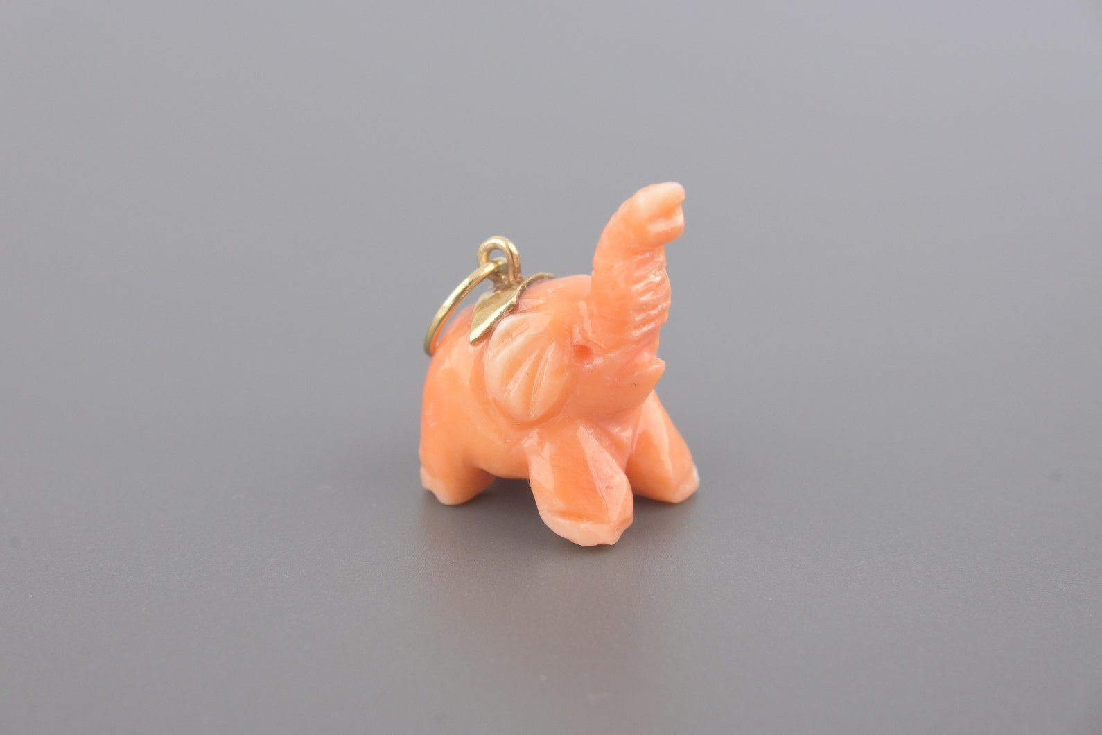 Pingente Elefante esculpido em Coral com Ouro 18k