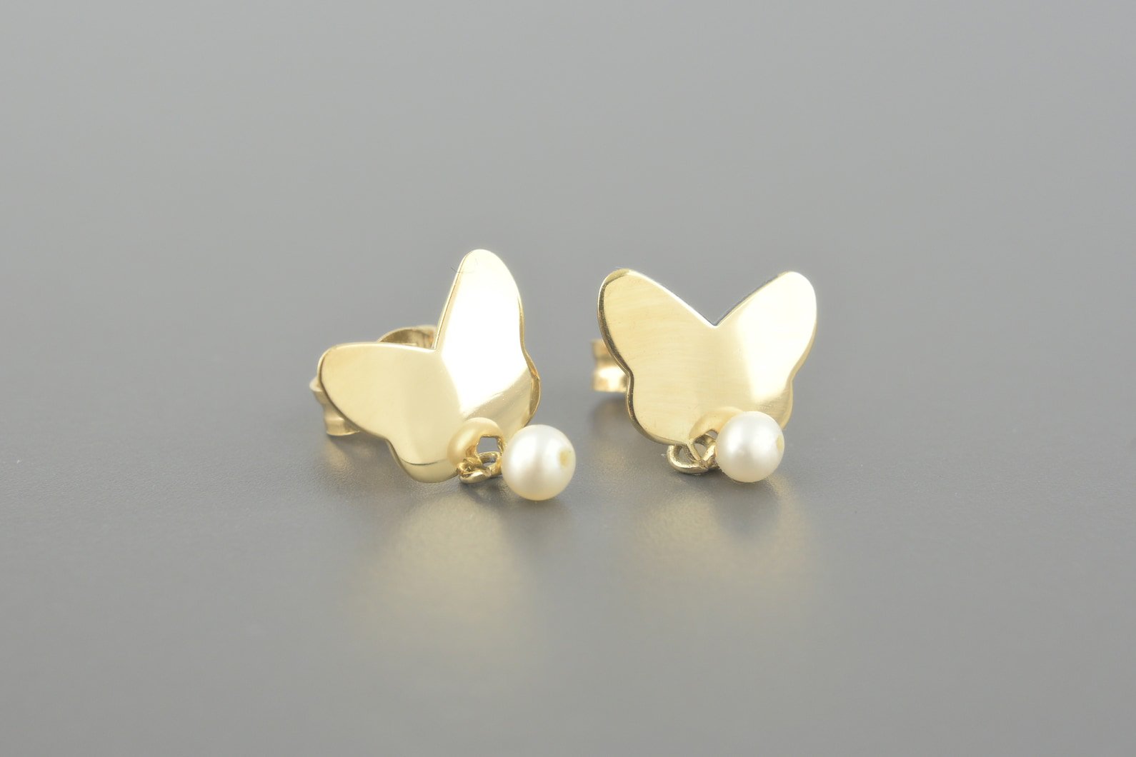 Brincos Borboleta em Ouro Amarelo 18k com Pérolas de 3mm