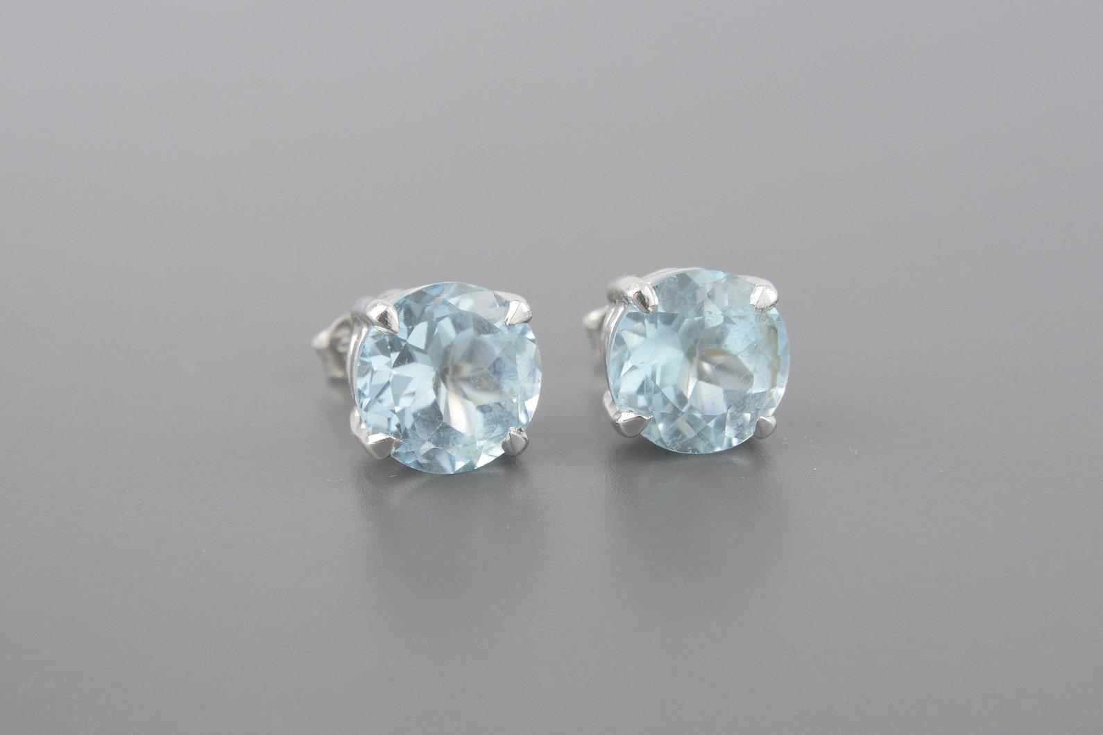 Brincos em Ouro Branco 18k com Topázios de 9mm