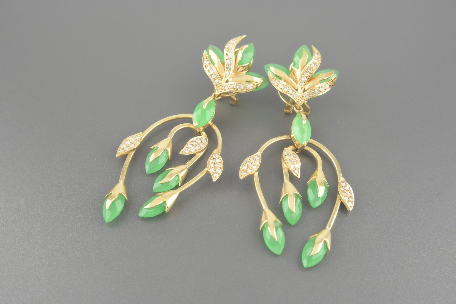 Brincos em Ouro Amarelo 18k com Esmeraldas e Aprox. 82pts de Brilhantes