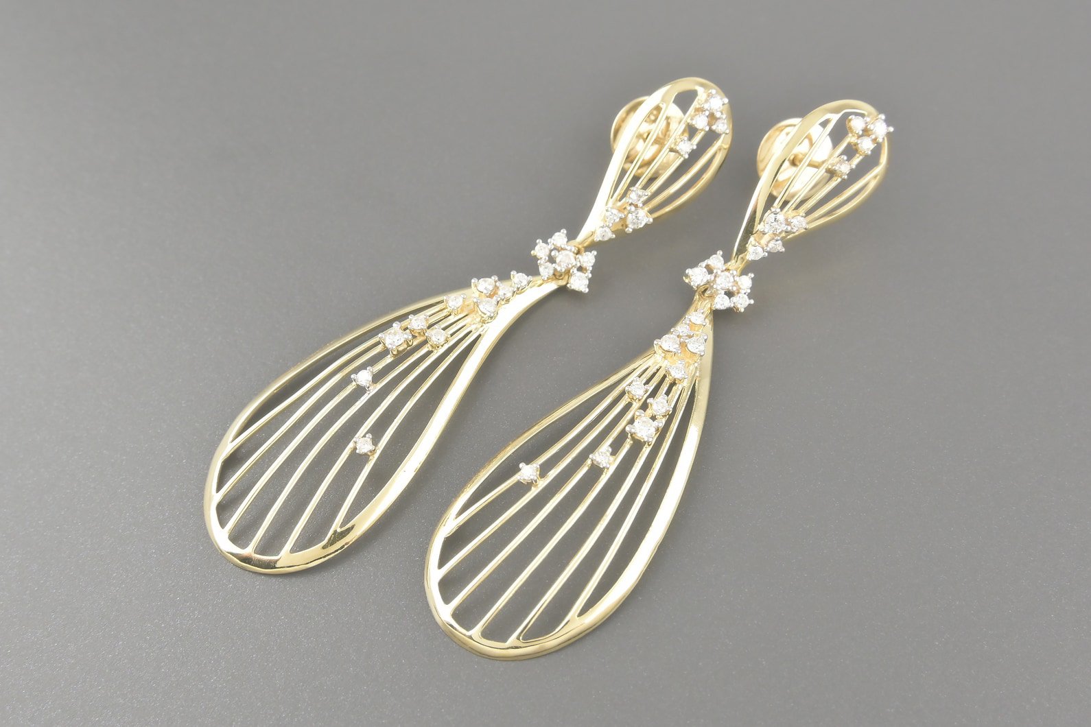 Brincos em Ouro Amarelo 18k com Aprox. 48pts de Brilhantes
