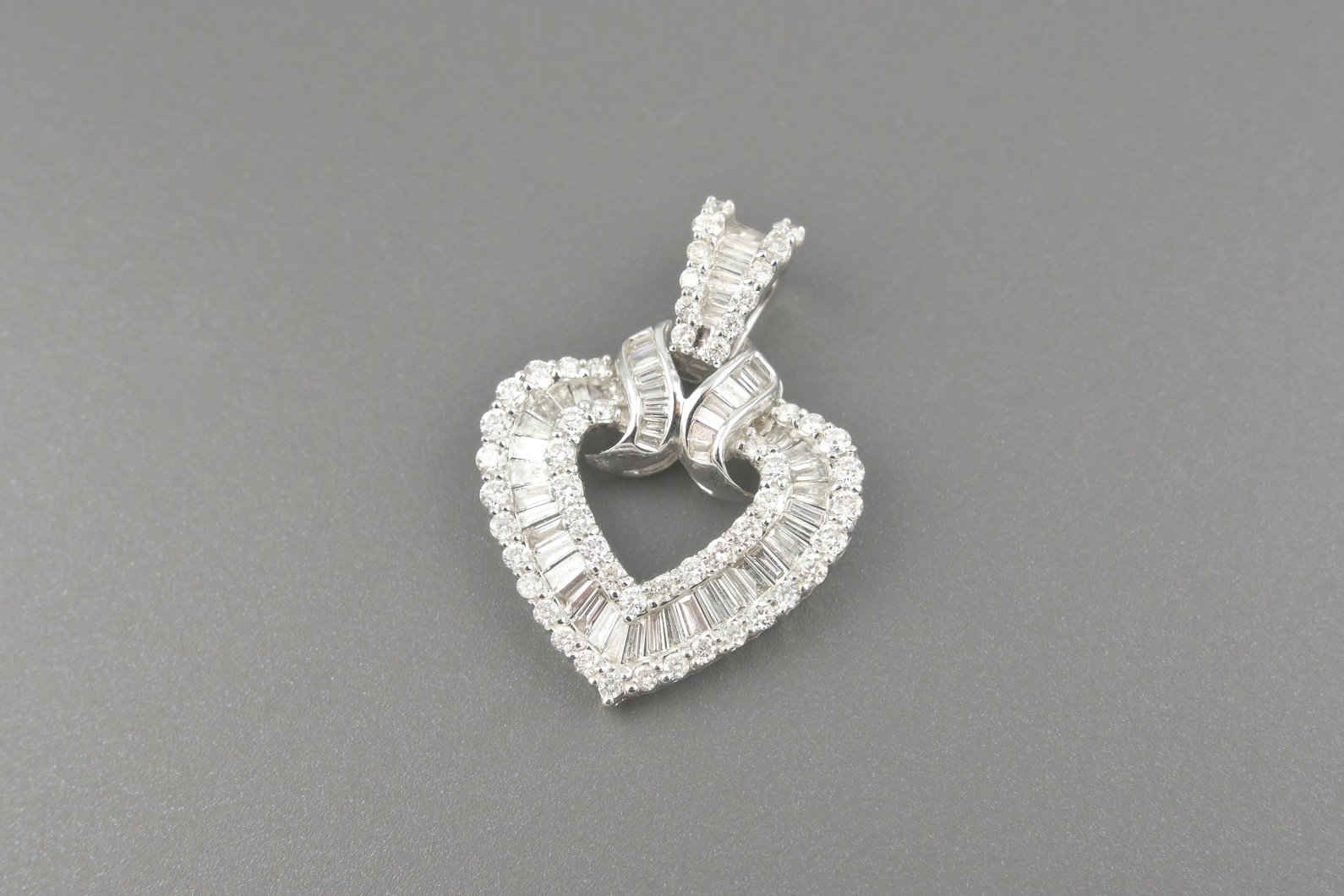 Pingente Coração em Ouro Branco 18k com Aprox. 2.42ct de Diamantes